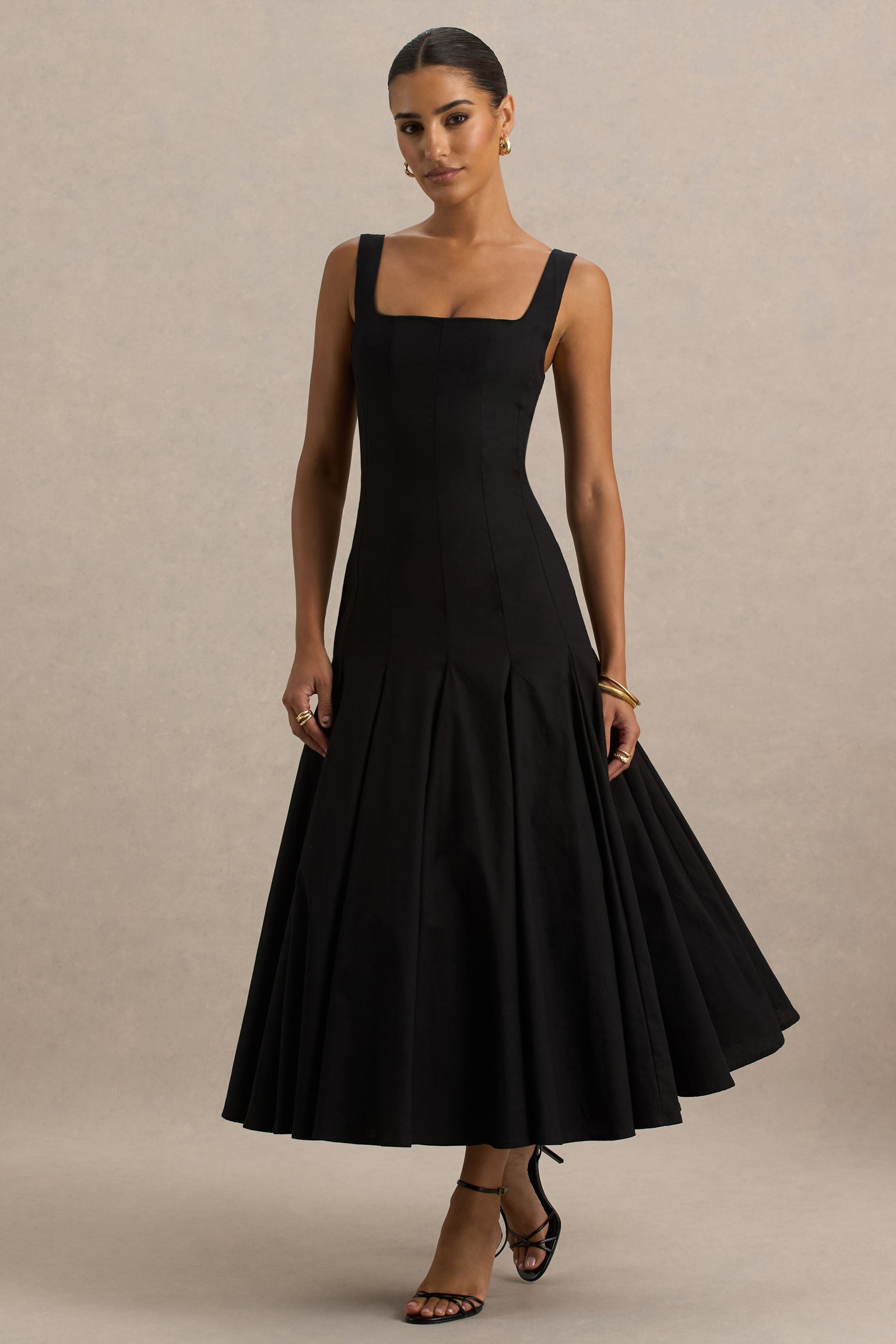 Magnolia | Schwarzes Midikleid mit Rundhalsausschnitt, tief sitzender Taille und Rüschen-Details.