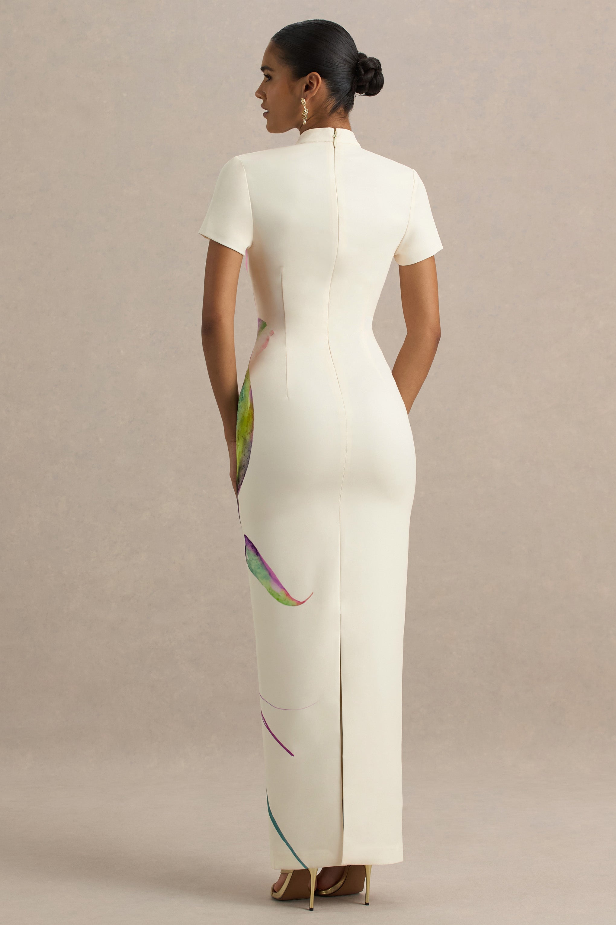Hessie | Weißes Maxikleid mit hohem Kragen und Lilienprint