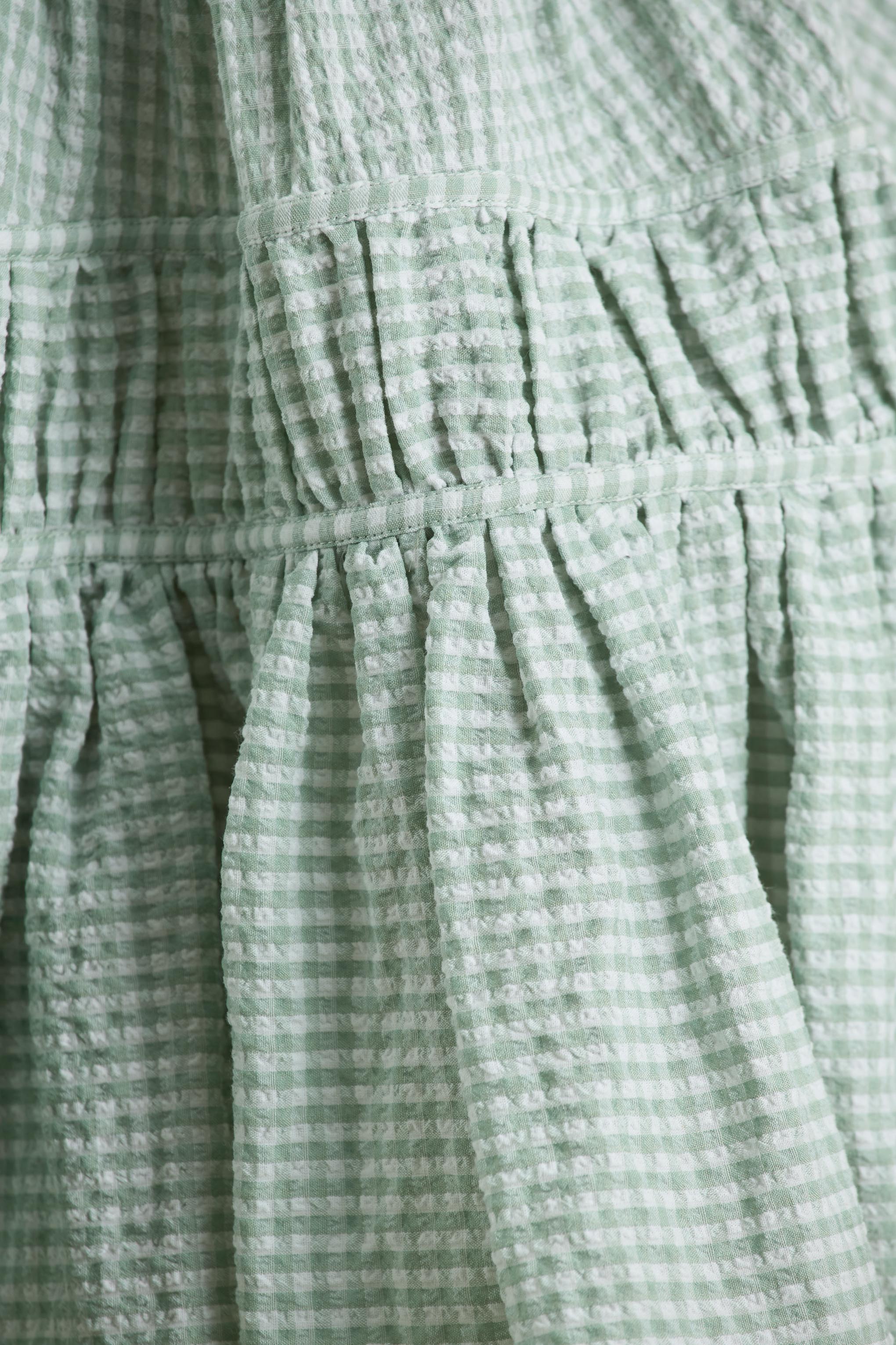 Laurelle | Grünes Minikleid mit V-Ausschnitt und Rüschen-Details
