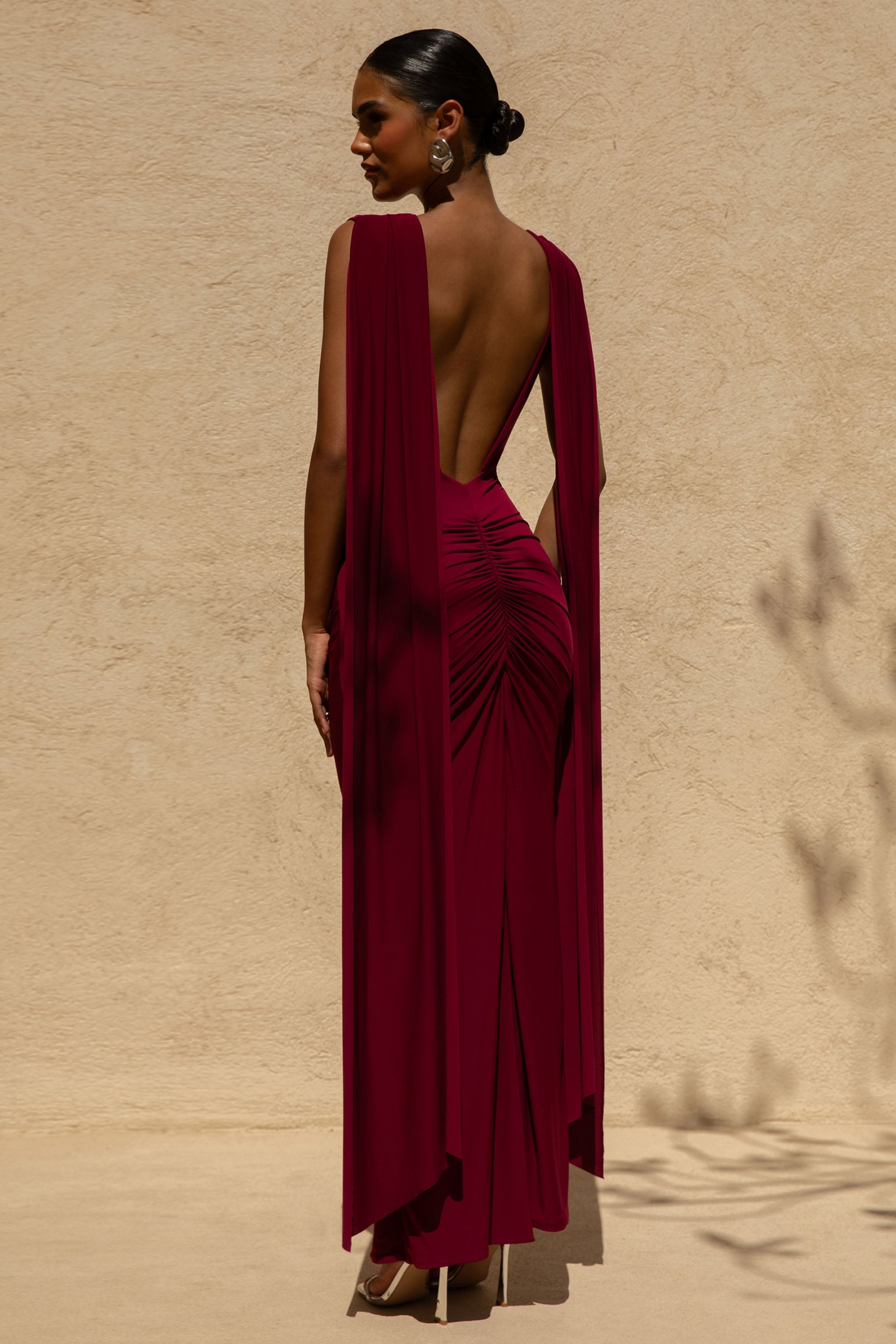 Saige | Bordeauxfarbenes Maxikleid mit gerafften und kurzen Ärmeln.