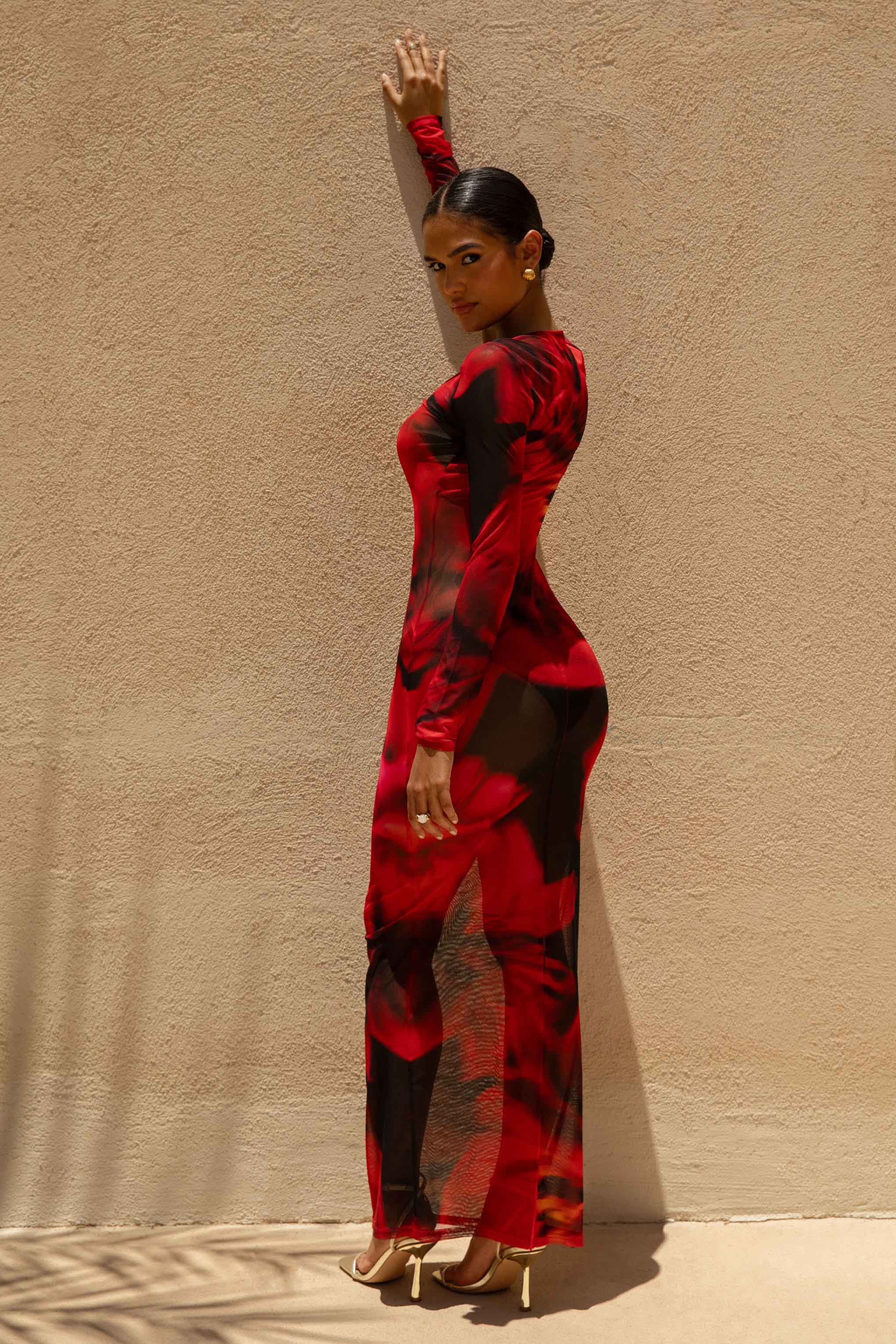 Marcy | Rot-schwarzes Maxikleid mit Blumenmuster und hohem Kragen