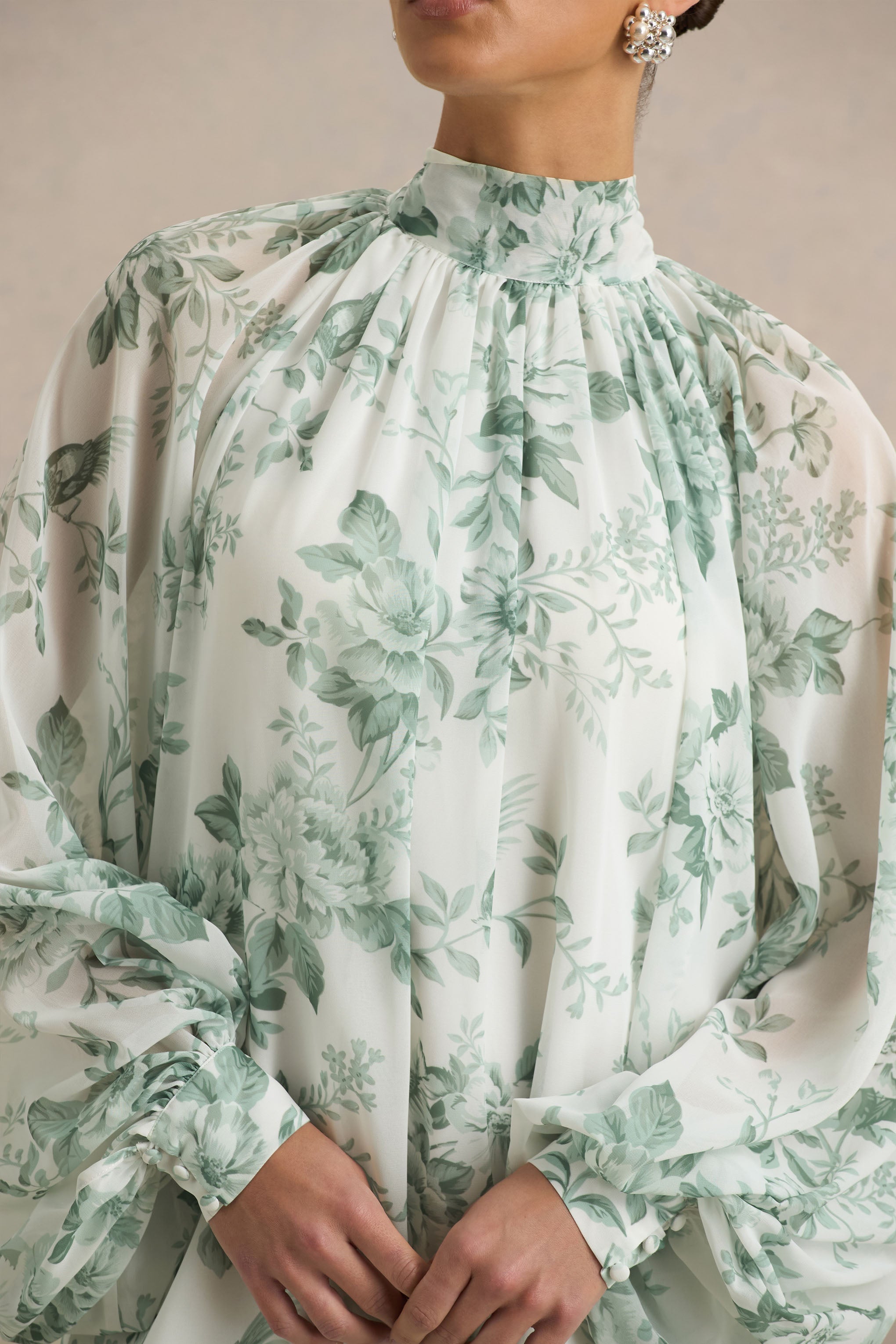 Delphia | Grünes Maxikleid mit Blumenmuster und hohem Ausschnitt