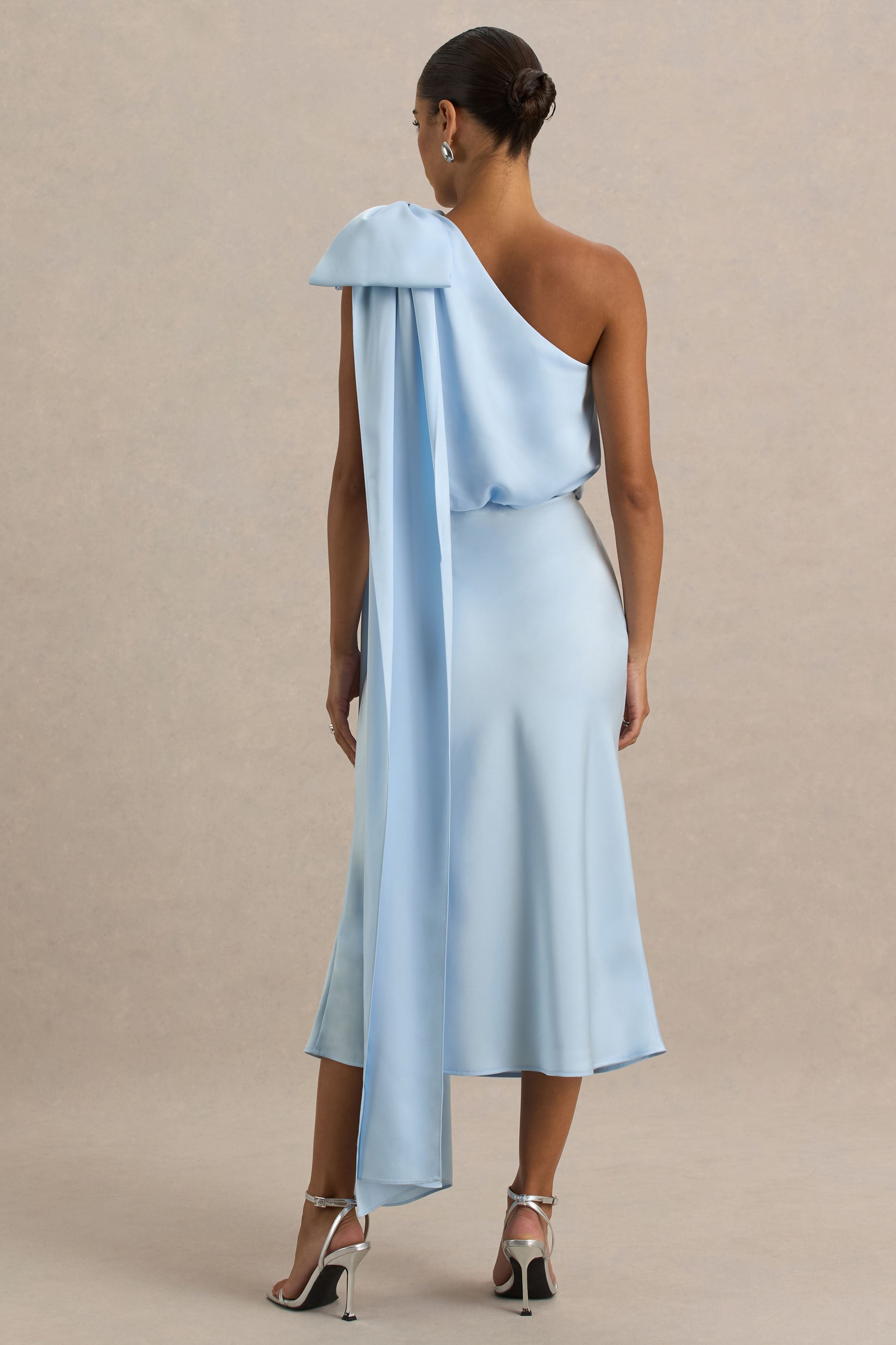 Celestia | Asymmetrisches Midikleid in Puderblau mit Cape-Detail