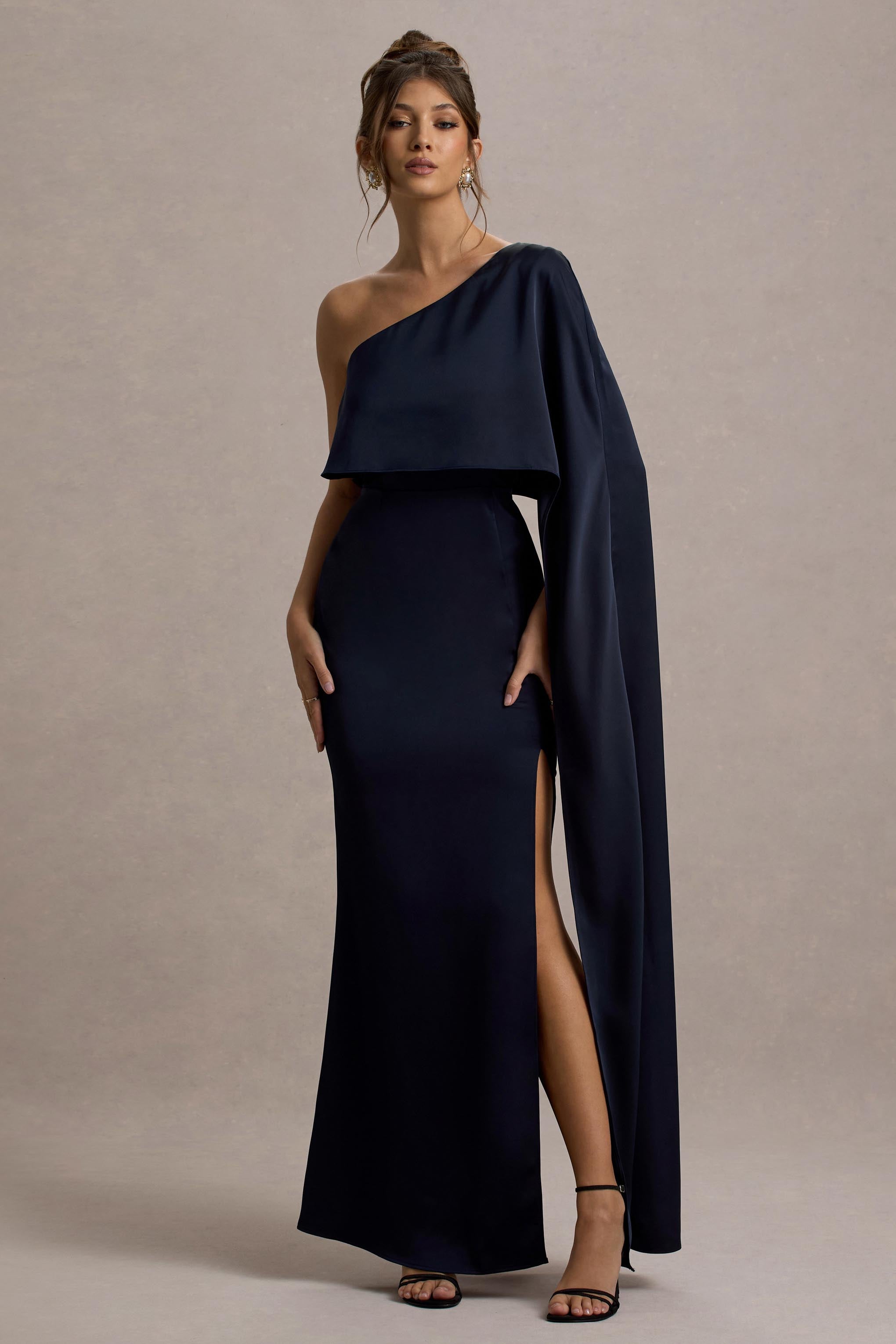 Amora | Marineblaues Satin-Maxikleid mit asymmetrischen Cape-Ärmeln und Schlitz