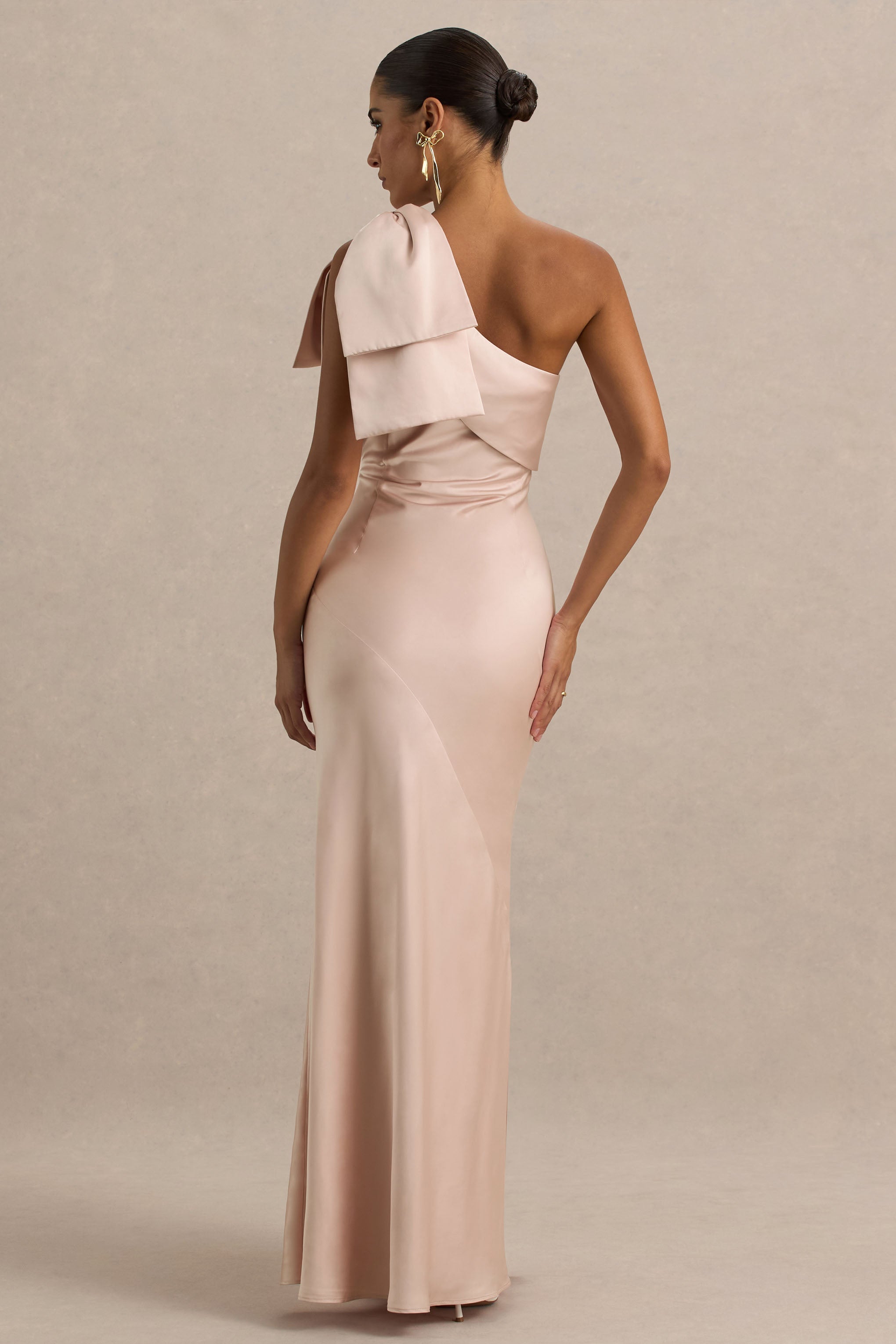 Valerie | Zartrosafarbenes Maxikleid aus Satin mit asymmetrischem Ausschnitt und Schleifendetail