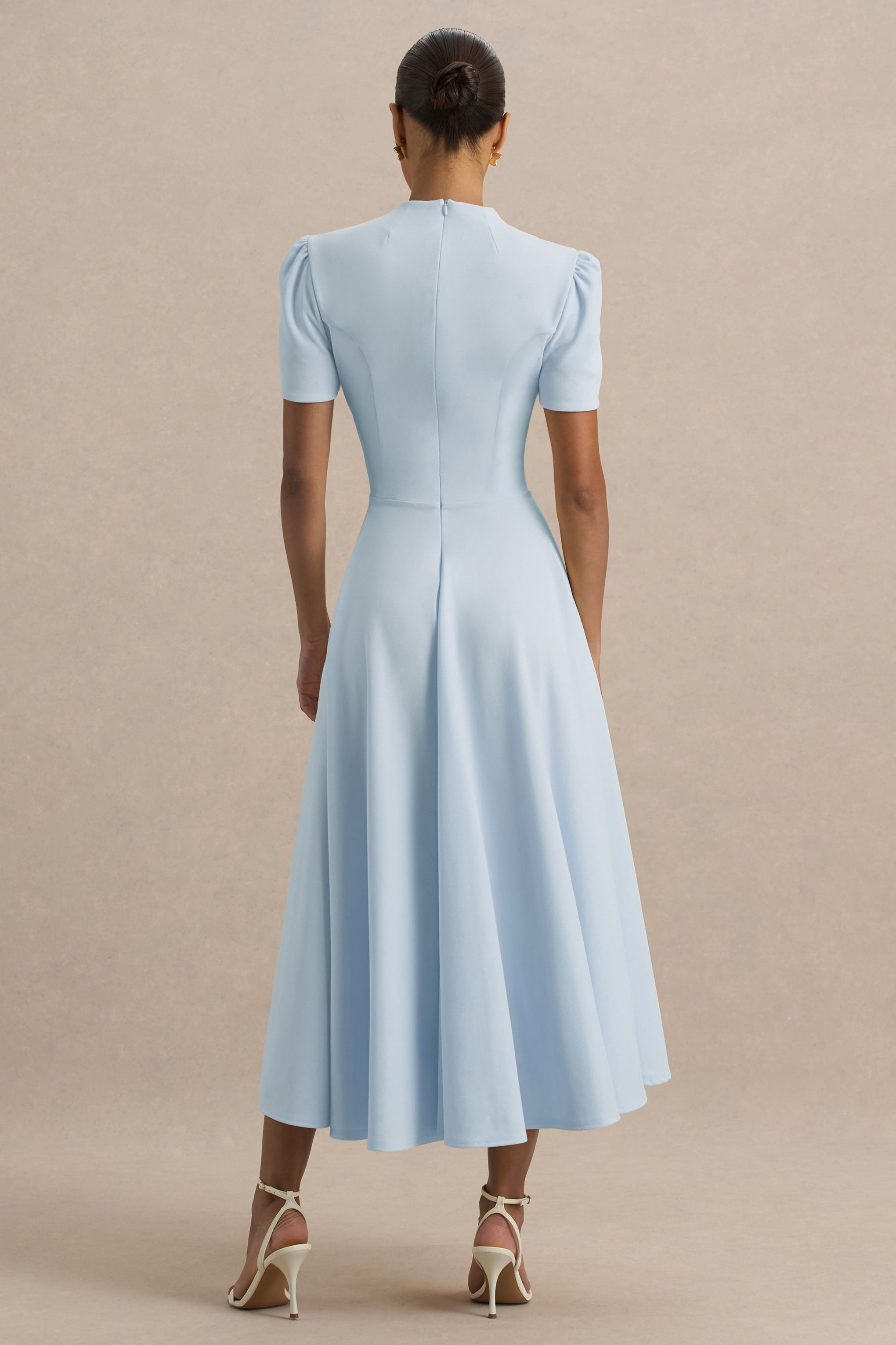 Vicky | Puderblaues Midikleid mit hohem Kragen und Puffärmeln.