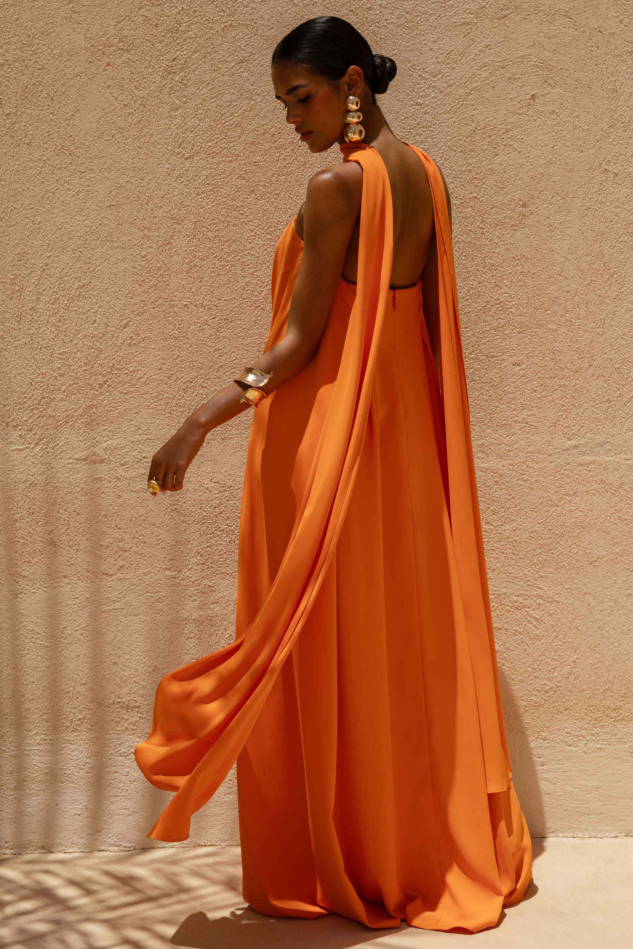 Cerise | Orangefarbenes High-Neck-Maxikleid mit offenem Rücken