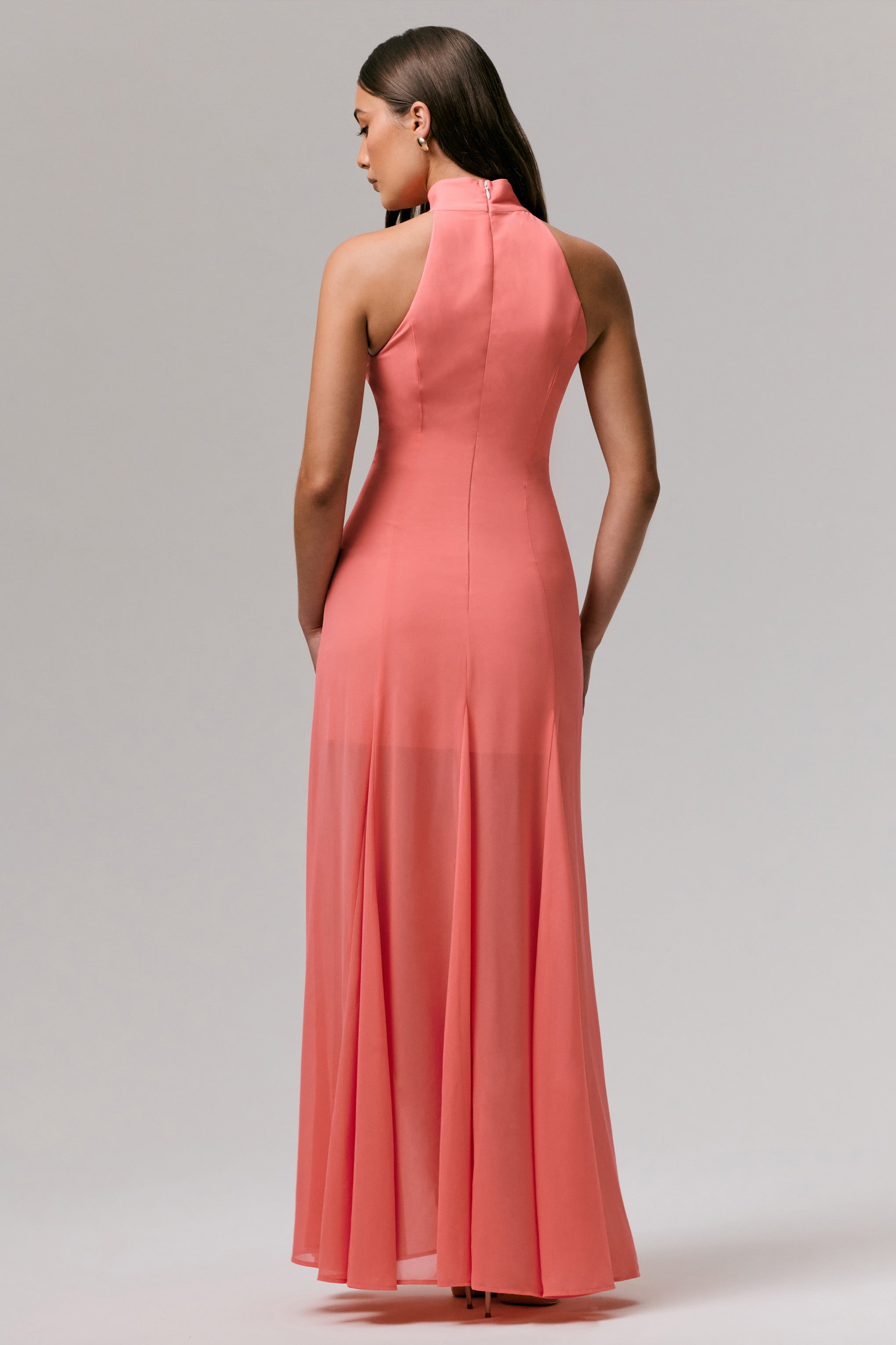 Just Like Magic | Korallenrotes Maxikleid mit hohem Kragen und Spitzendetails