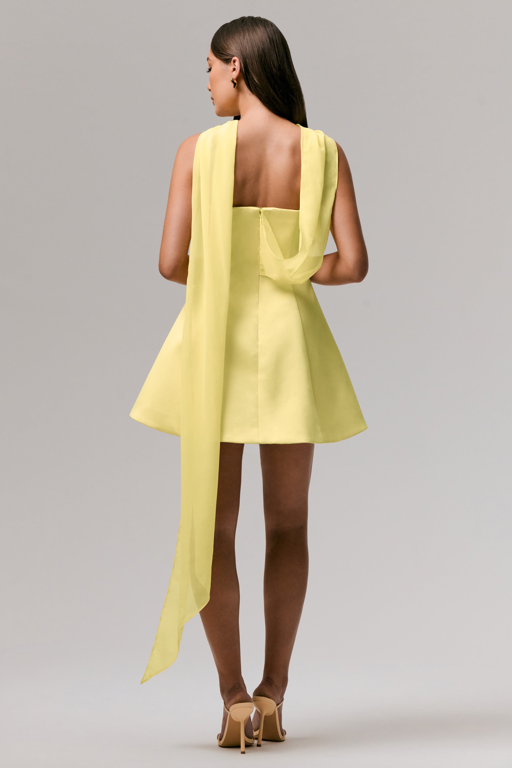 Love Me | Zitronengelbes Satin-Minikleid im Skater-Stil mit Chiffonschärpe