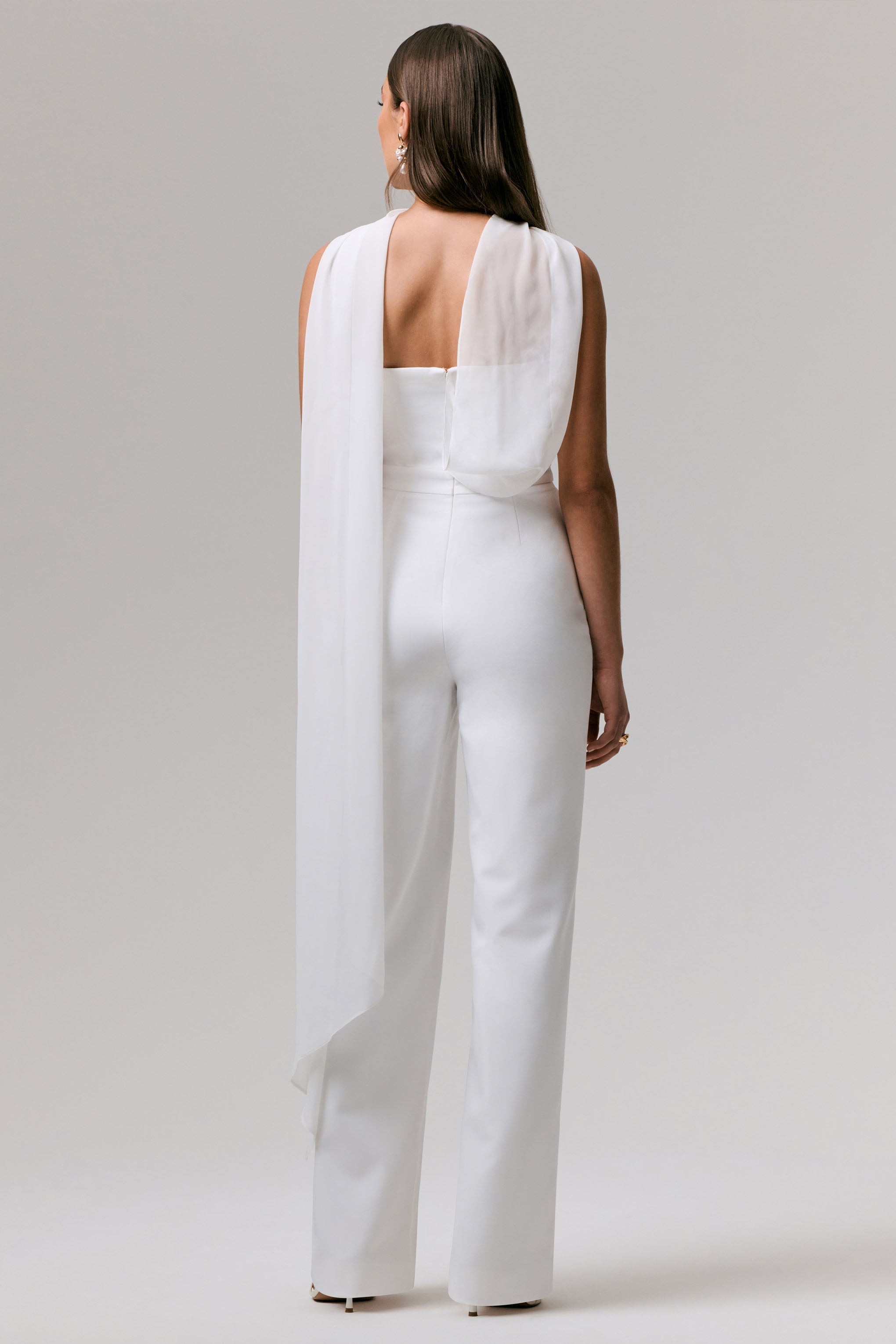 Enchanted | Weißer Jumpsuit mit hohem Kragen und Schärpe
