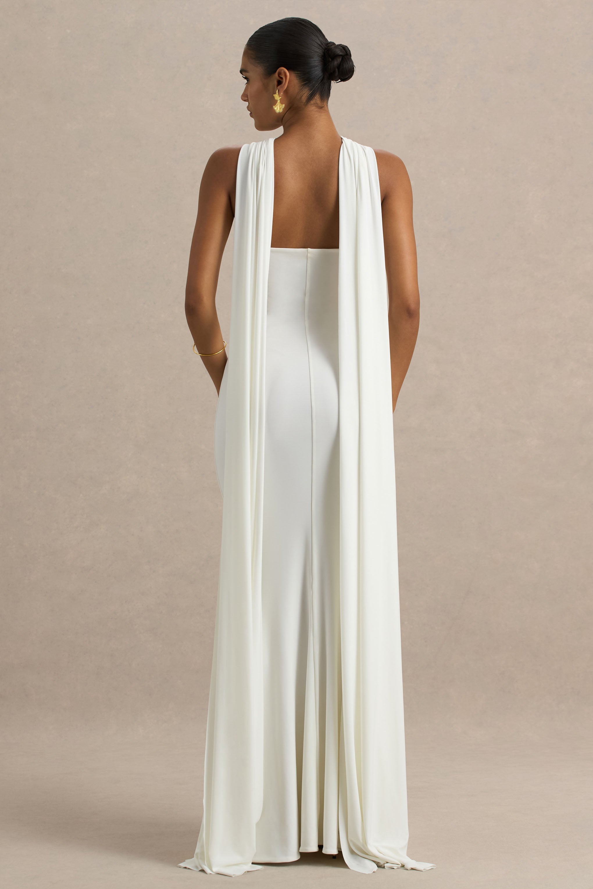 Rhoda | Weißes Maxikleid mit gedrehtem Halterneck und Cape