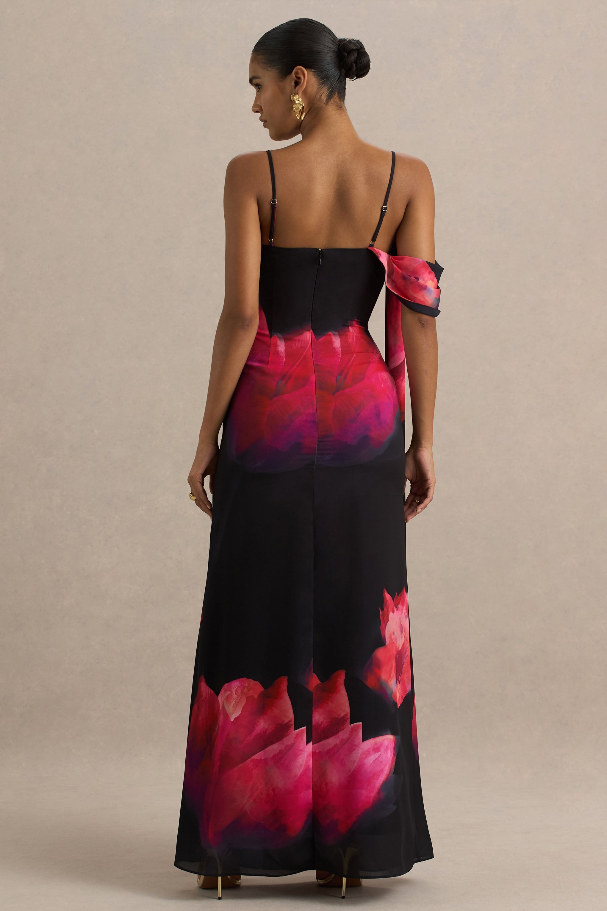 Leonara | Schwarz-rosa Blumenmuster-Maxikleid mit Wasserfallausschnitt und einem Ärmel