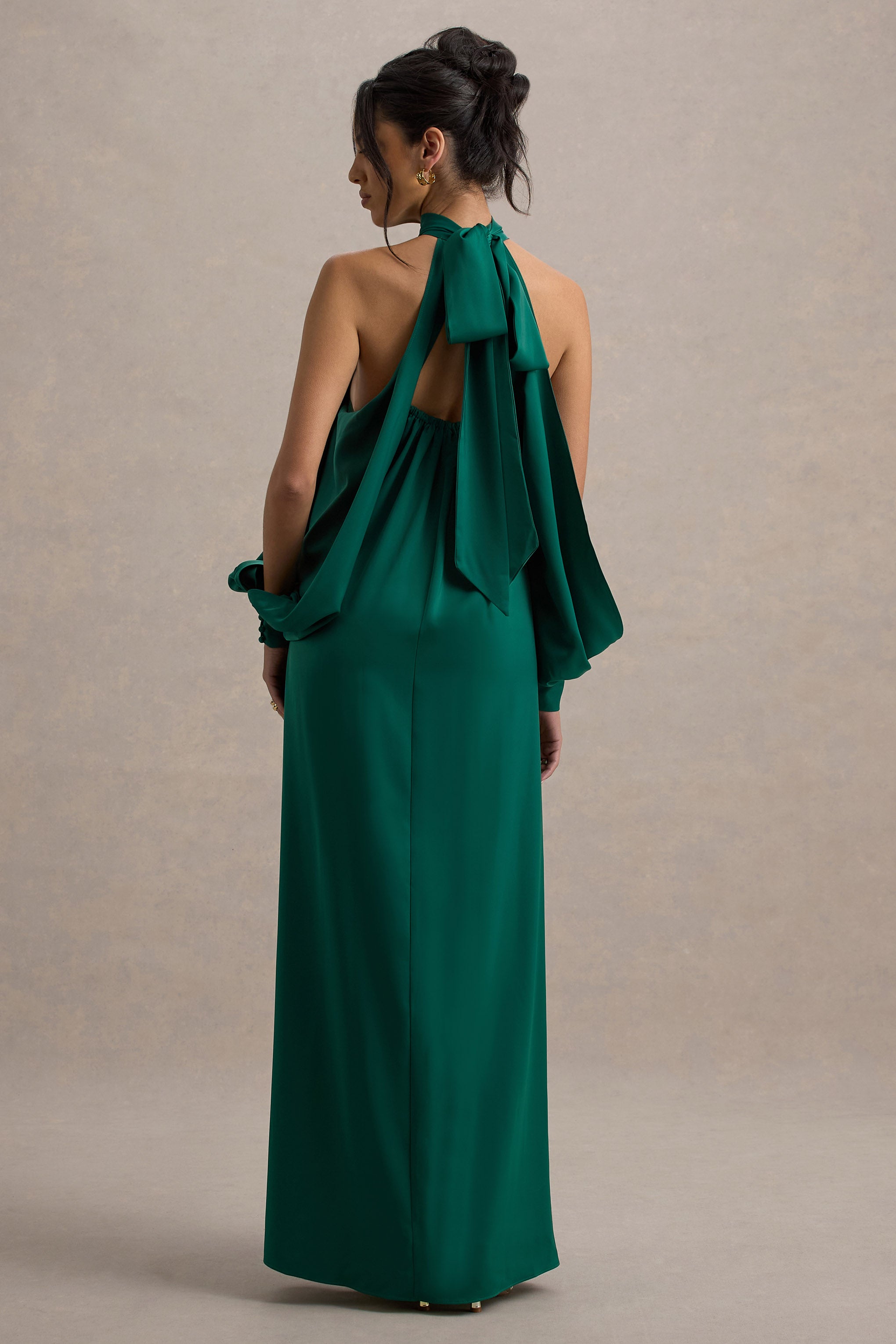 Baila | Flaschengrünes Satin-Maxikleid mit hohem Kragen und Cape-Ärmeln.