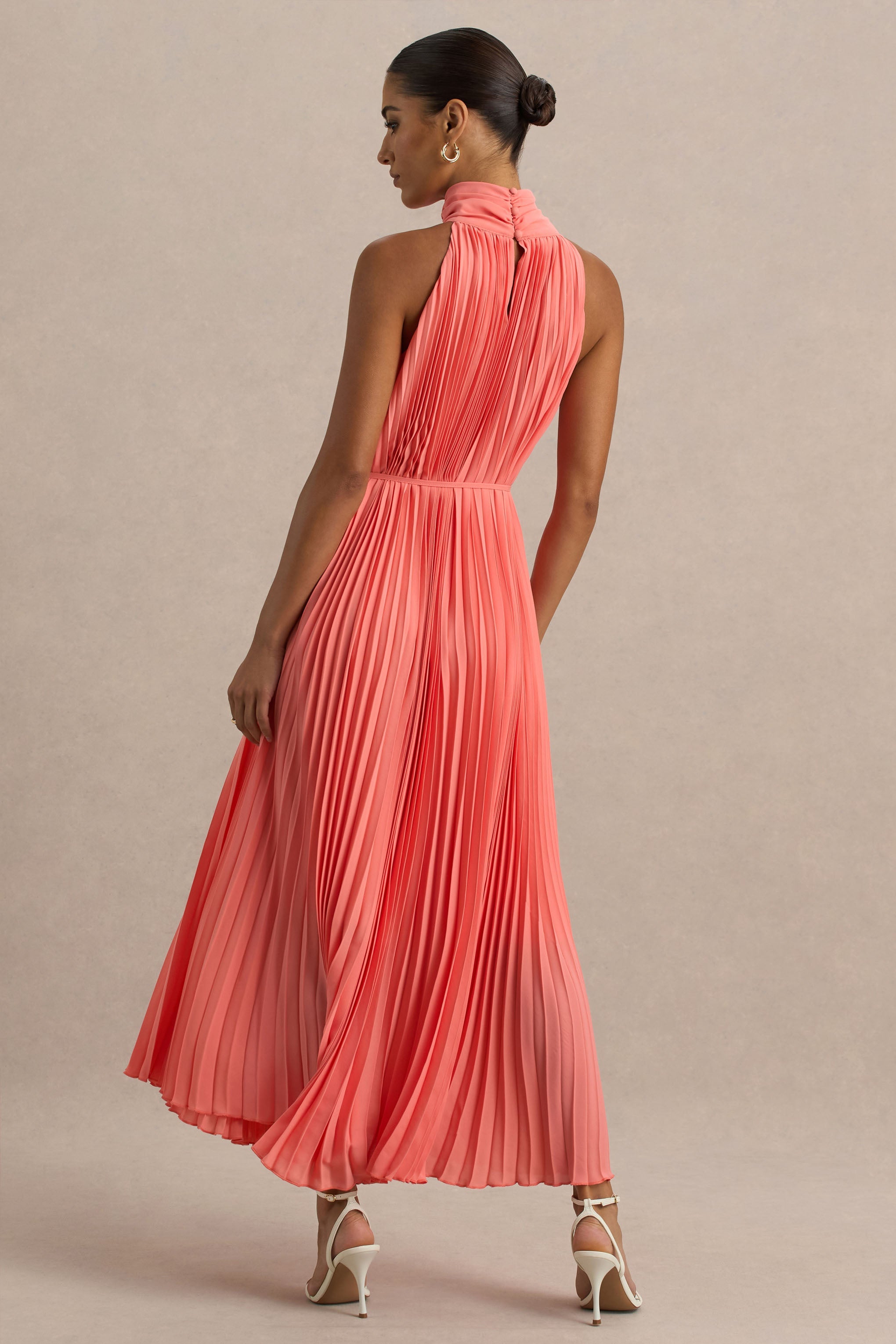 Tulip | Korallenrotes Plissiertes Maxikleid mit hohem Kragen