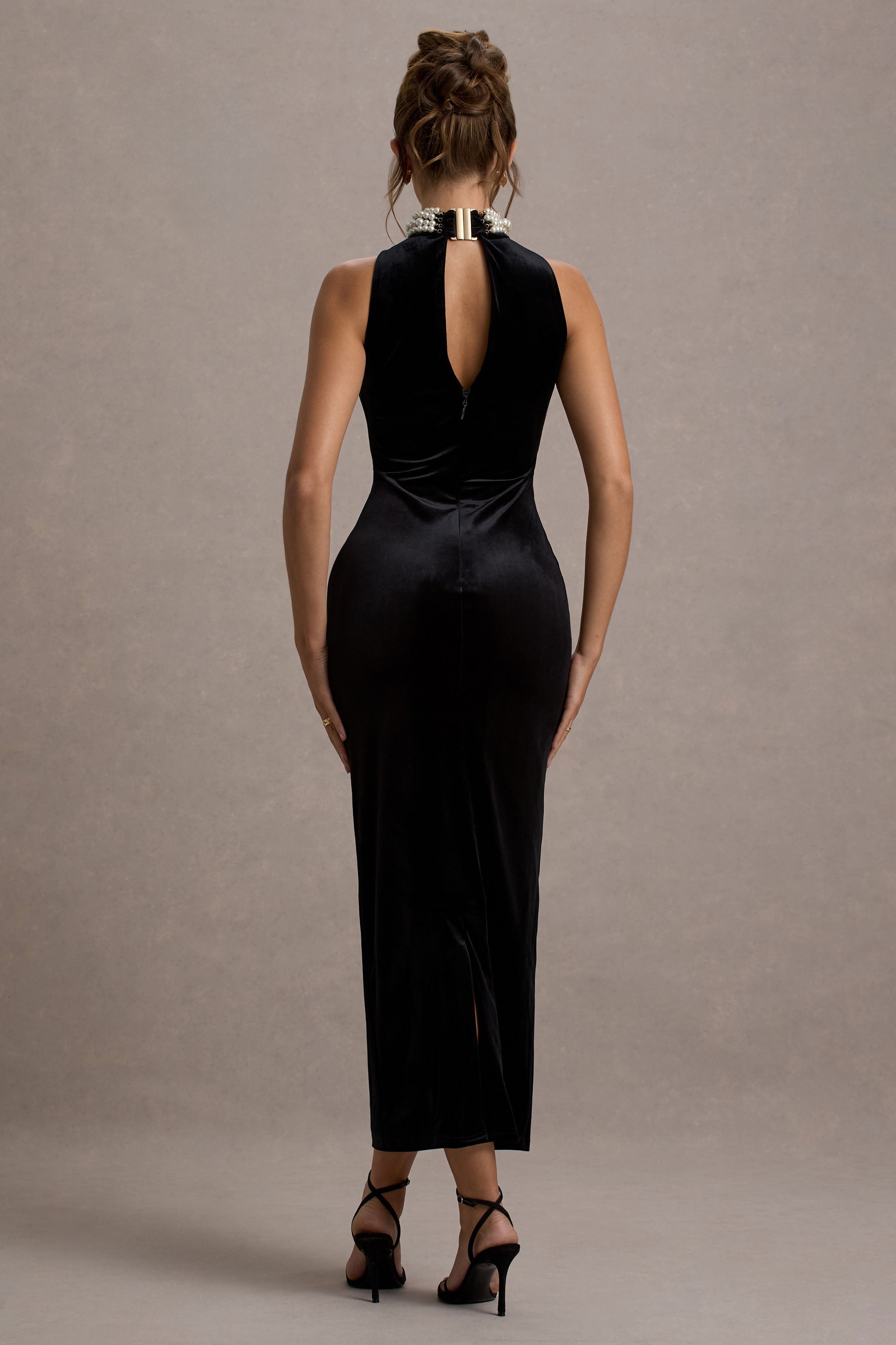 Audrine | Schwarzes Samt-Maxikleid mit Verzierungen und hohem Kragen