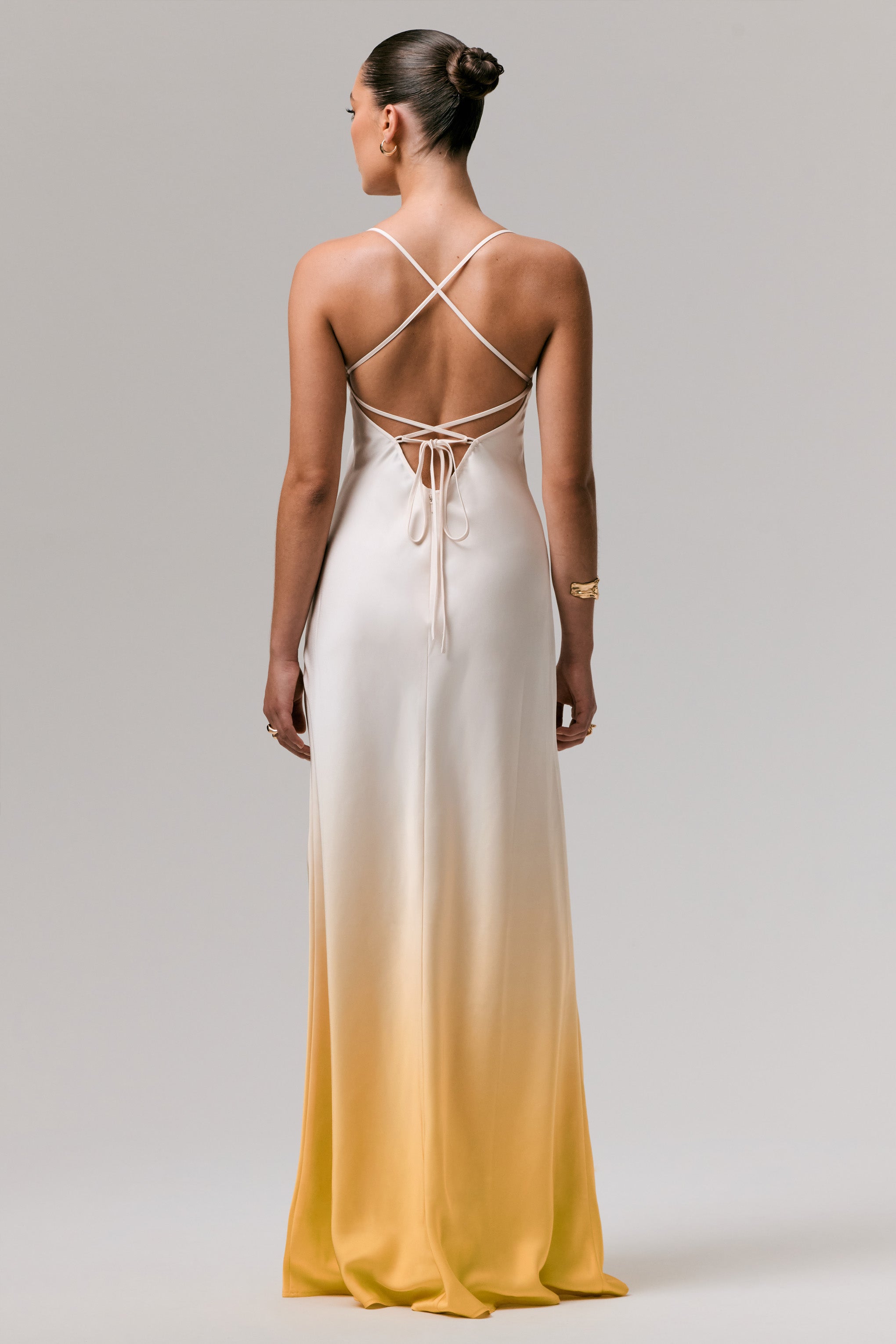 Lucie | Gelbes Ombré Satin-Maxikleid mit Wasserfallausschnitt