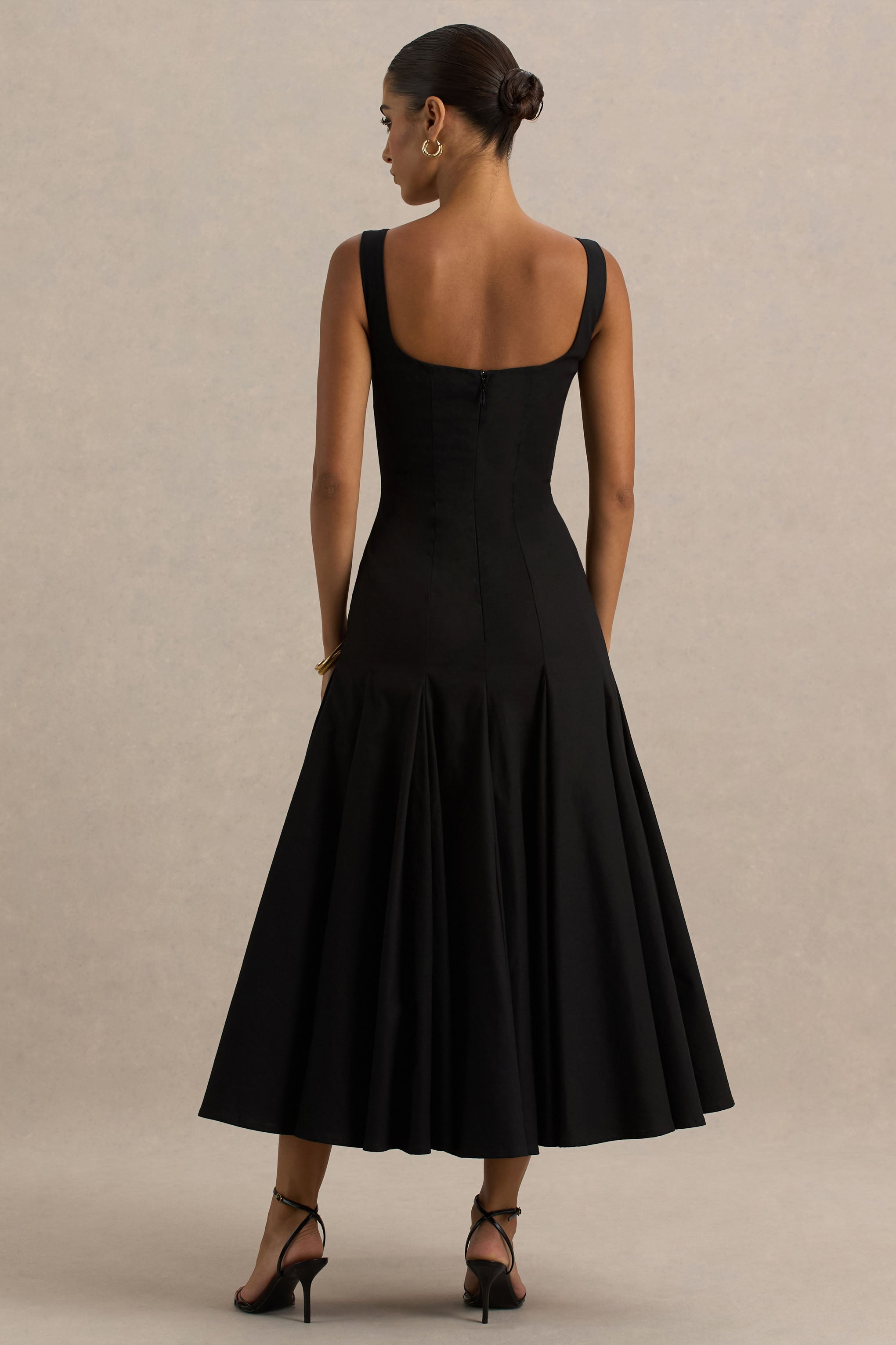 Magnolia | Schwarzes Midikleid mit Rundhalsausschnitt, tief sitzender Taille und Rüschen-Details.