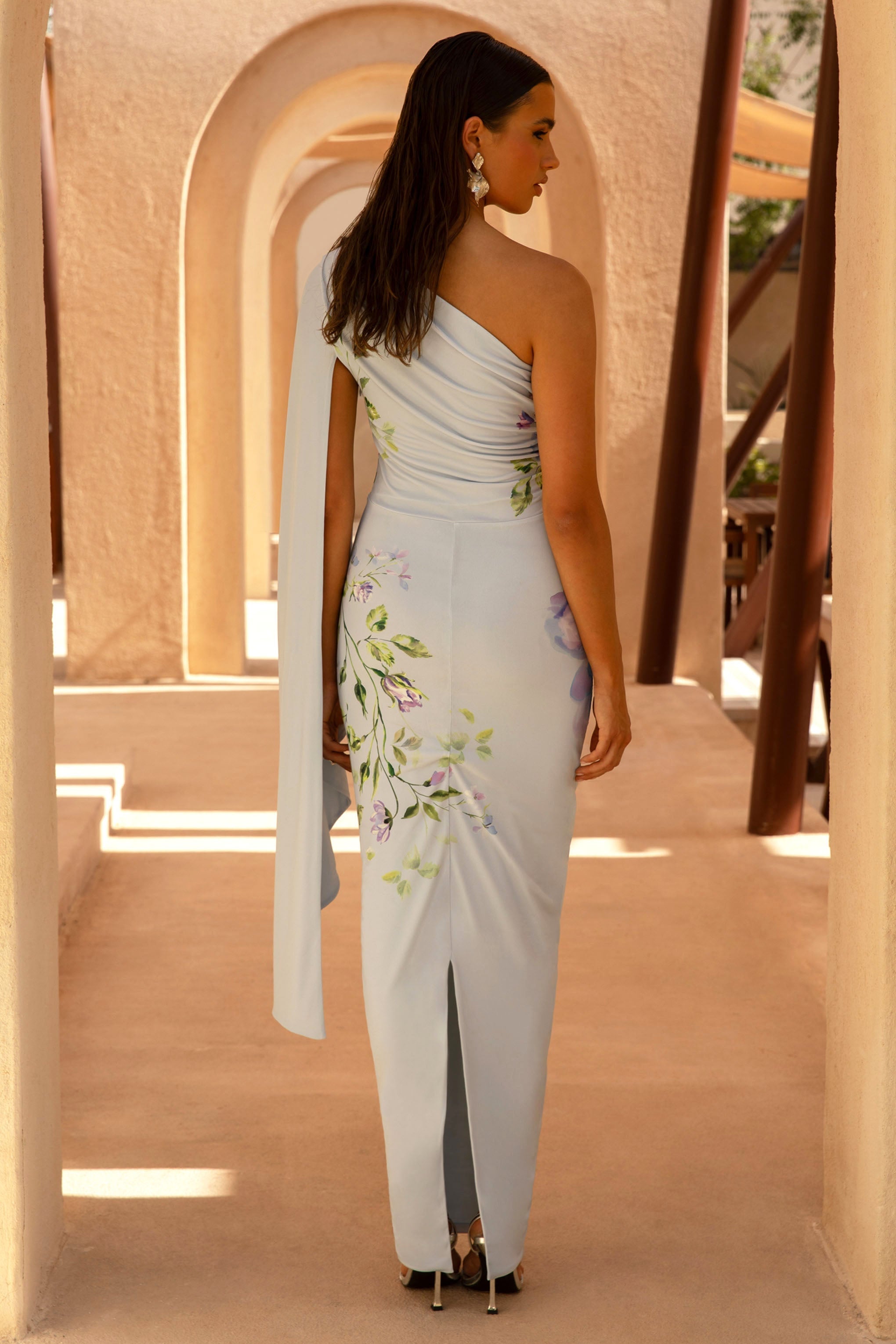 Clementina | Puderblaues Maxikleid mit Rosenmuster und asymmetrischem Cape-Ärmel.