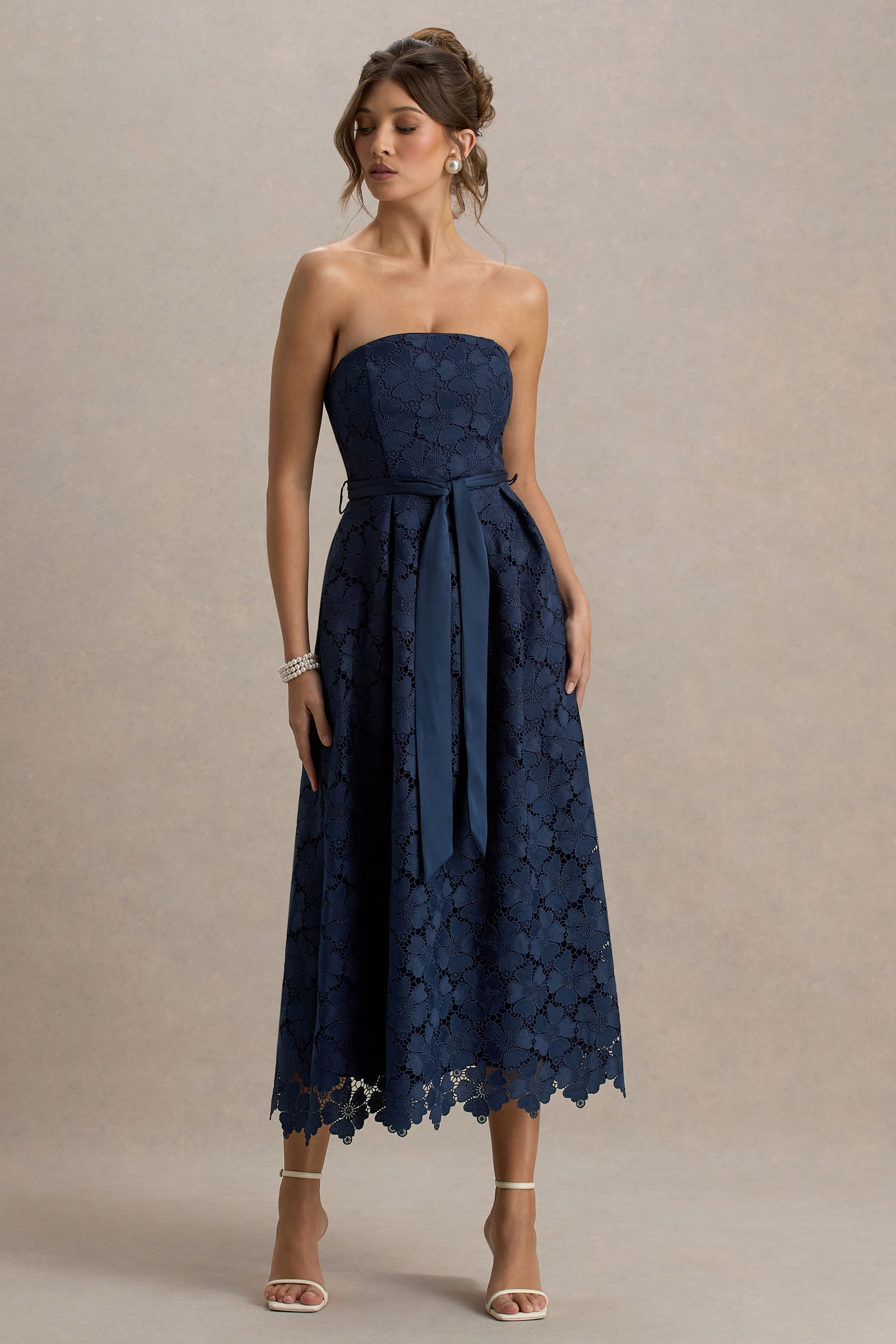 Shania | Marinenblaues Spitzen-Bandeau-Midikleid im Skater-Stil