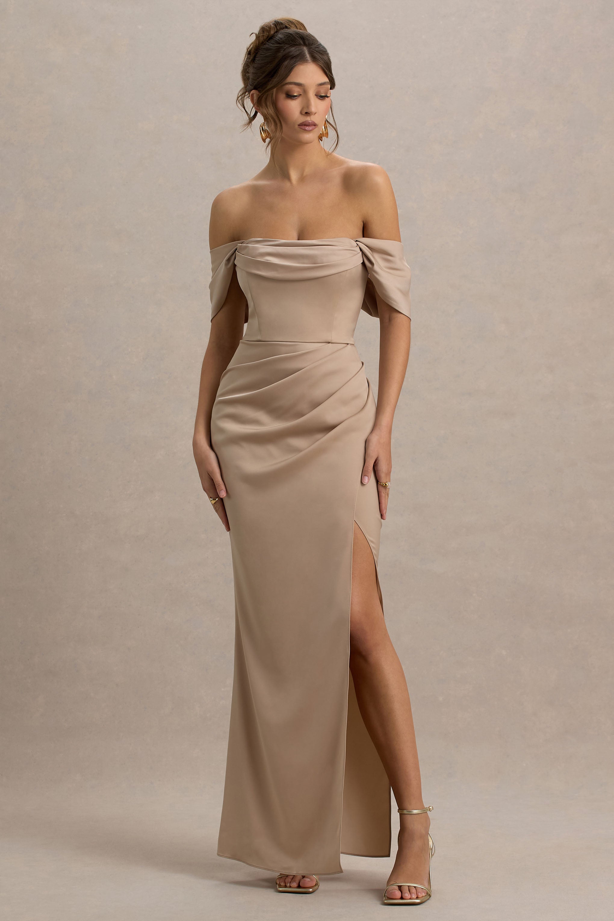 Annie | Champagnerfarbenes Satin-Bardot-Maxikleid mit Wickelrock und Seitenschlitz
