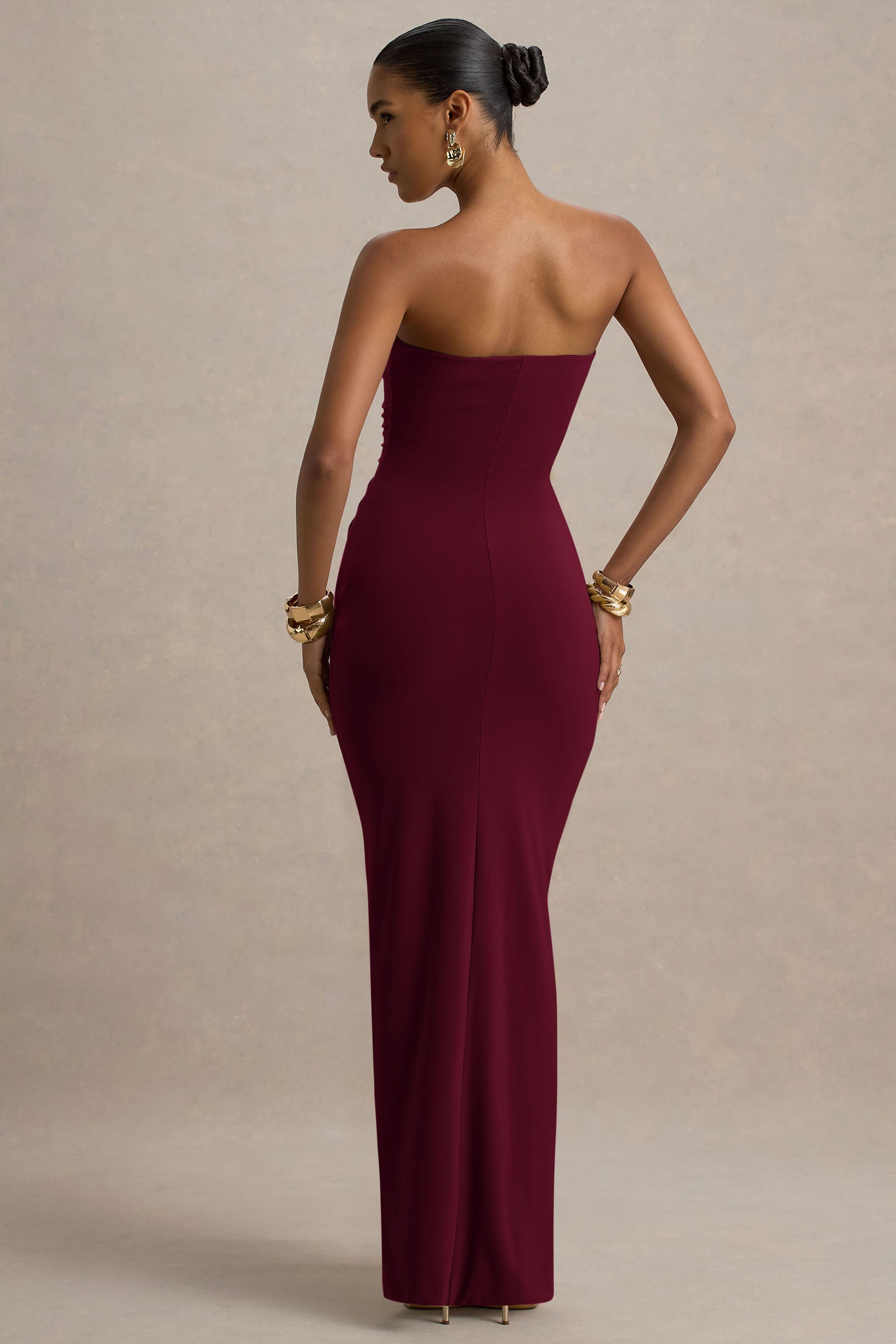 Ali | Burgunderfarbenes Maxikleid mit Sweetheart-Ausschnitt und Rüschen