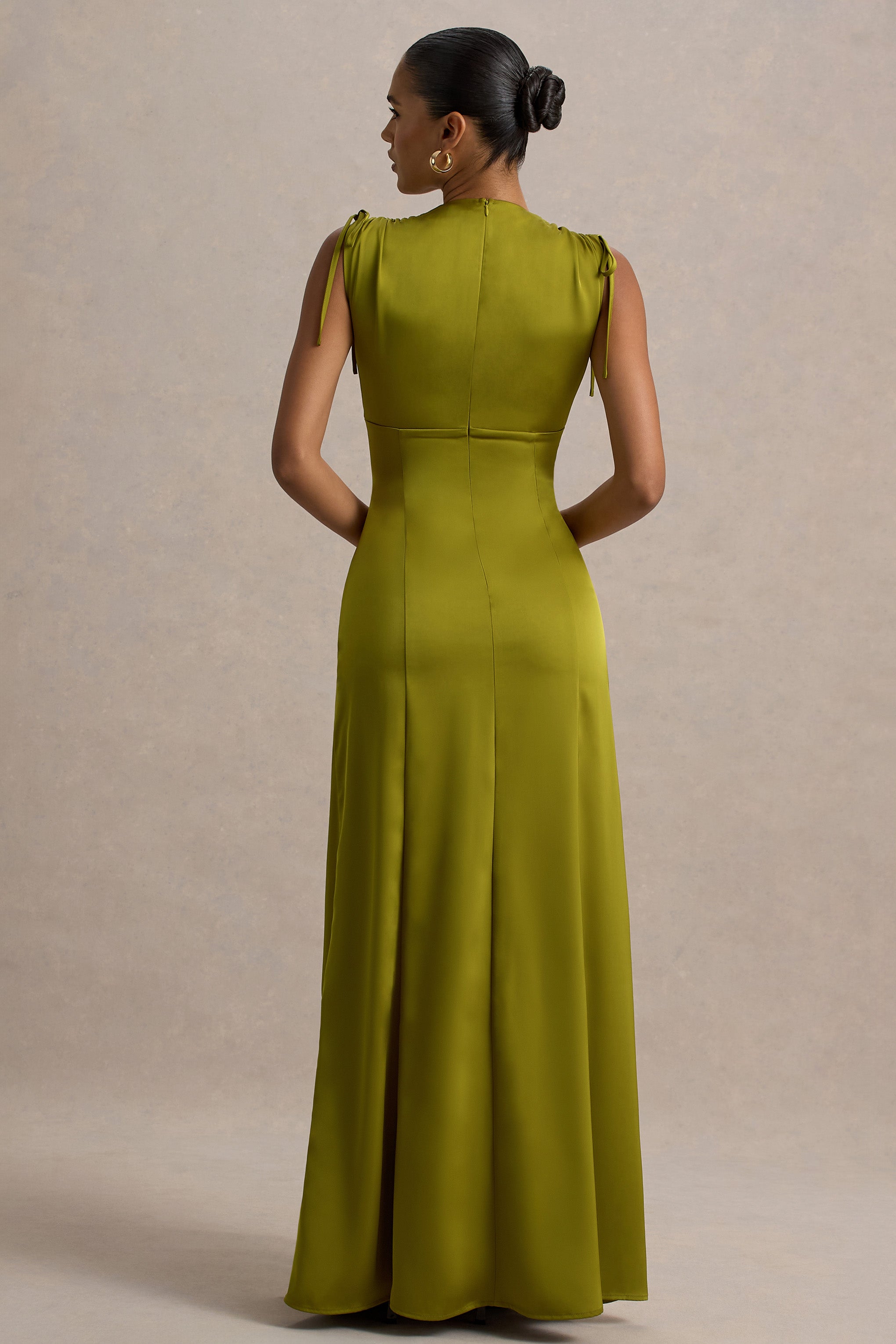 Ysabella | Olives Satin-Maxikleid mit tiefem Ausschnitt und Schlitz