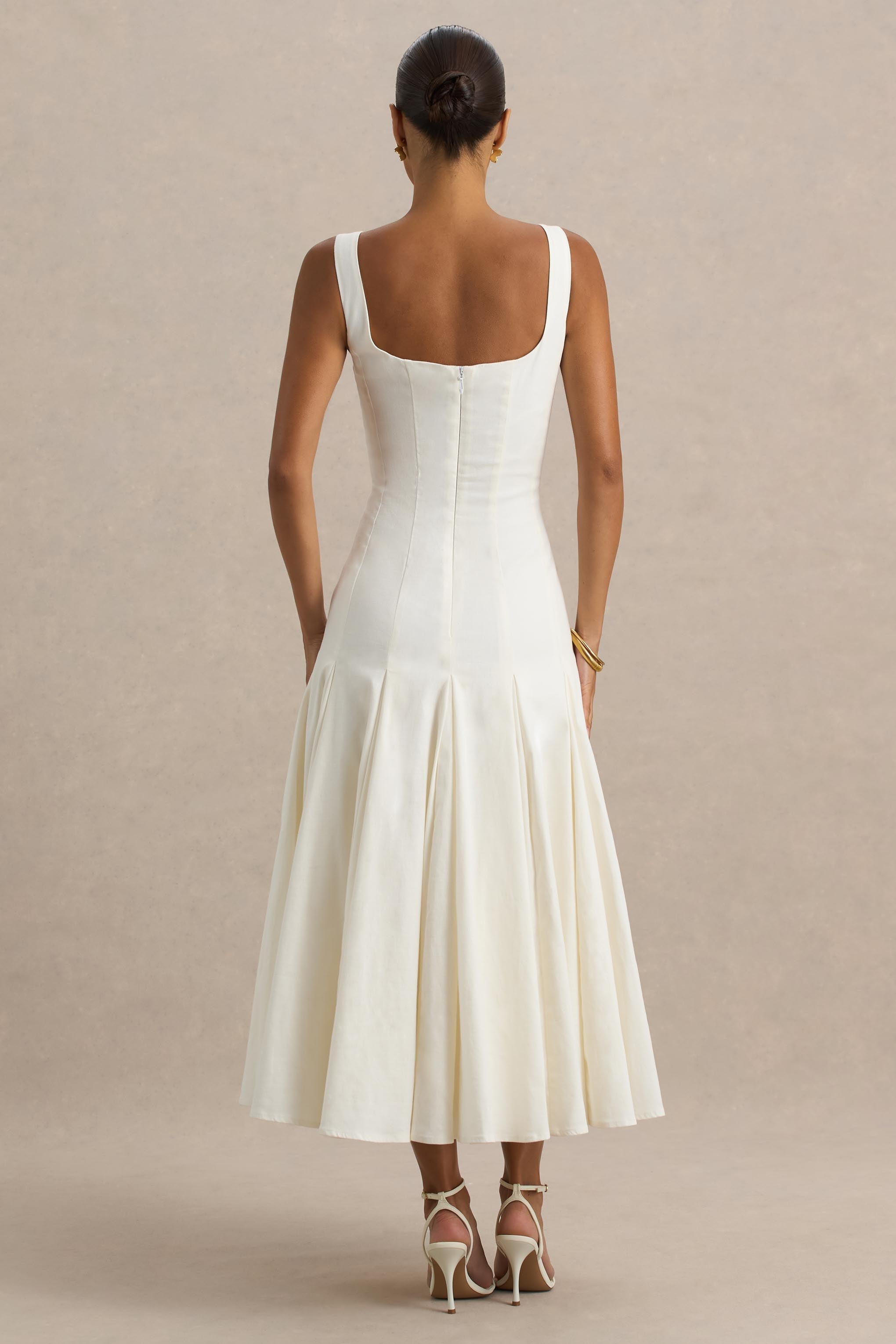 Magnolia | Weißes Midikleid mit Rundhalsausschnitt, tief sitzender Taille und Rüschendetails.