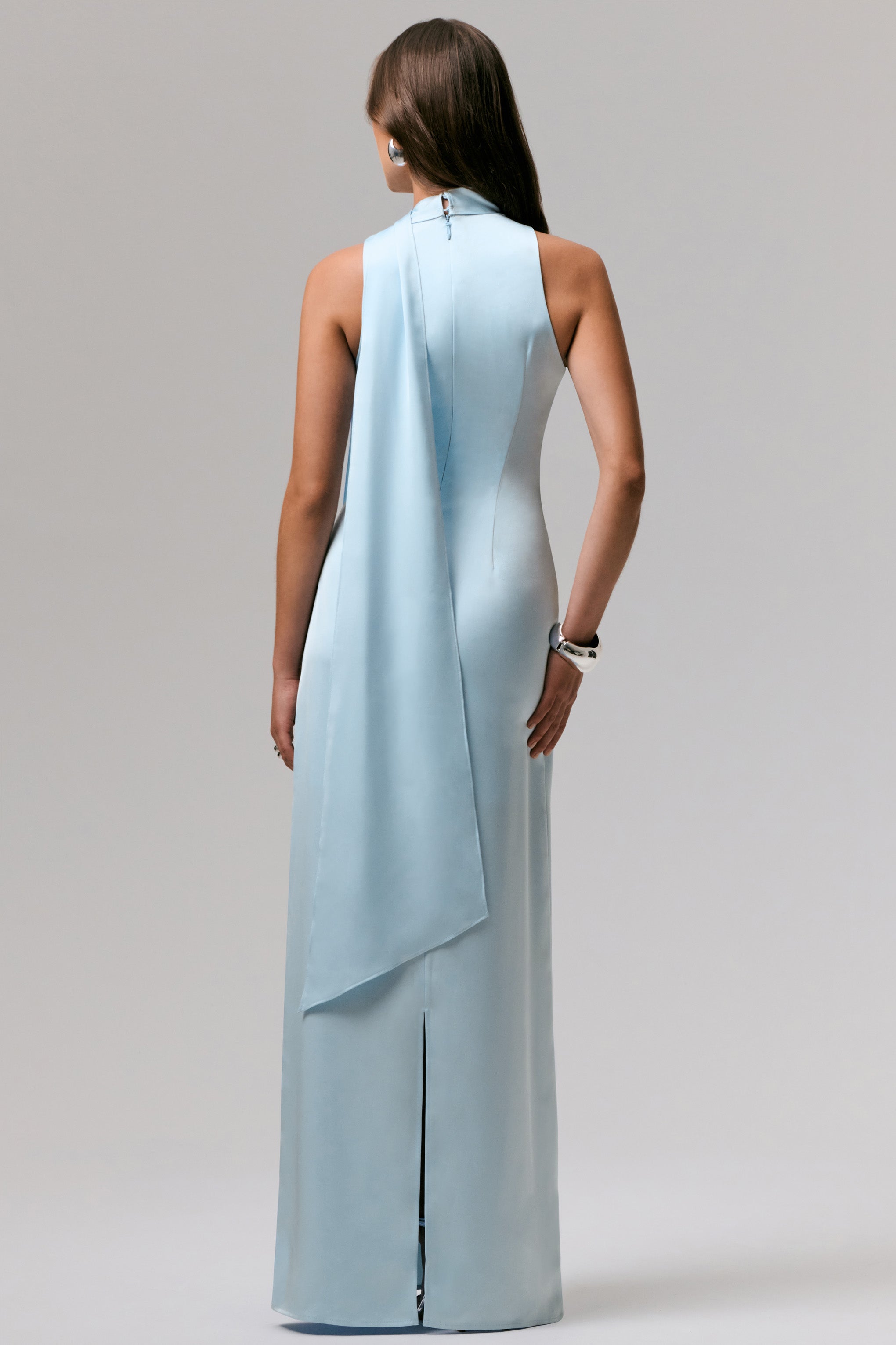 True Icon | Puderblaues Satin-Maxikleid mit hohem Kragen und Schleife
