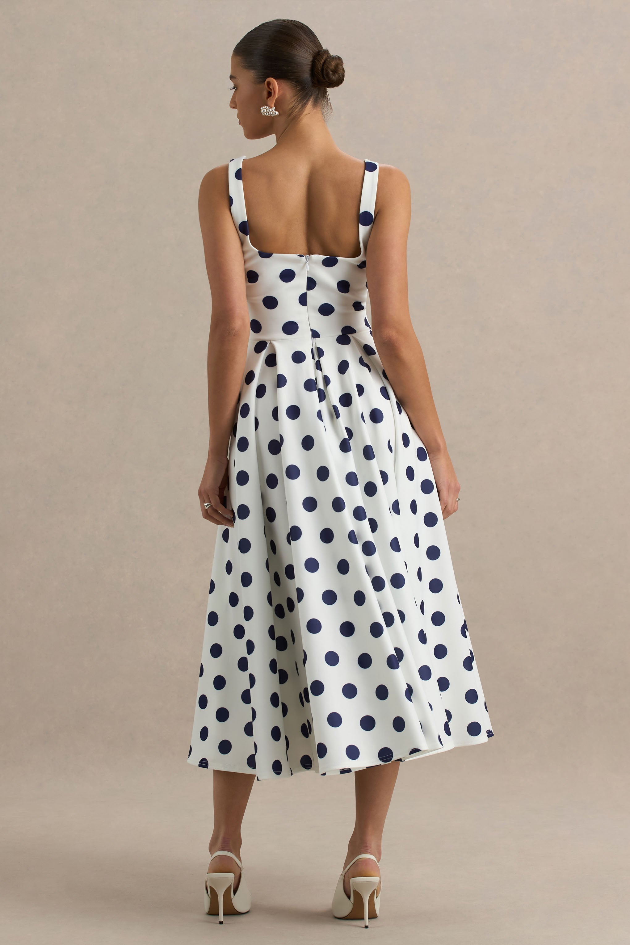 Berta | Weiß-blaues Midikleid mit Polka-Dots und eckigem Ausschnitt