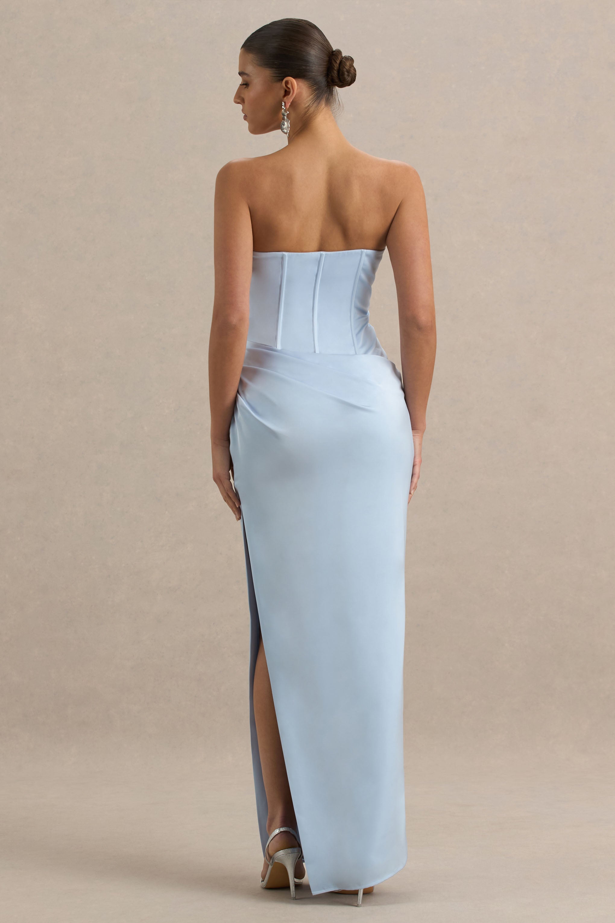 Joseline | Puderblaues Maxikleid aus Satin mit Korsett-Wickel und Schalkragen
