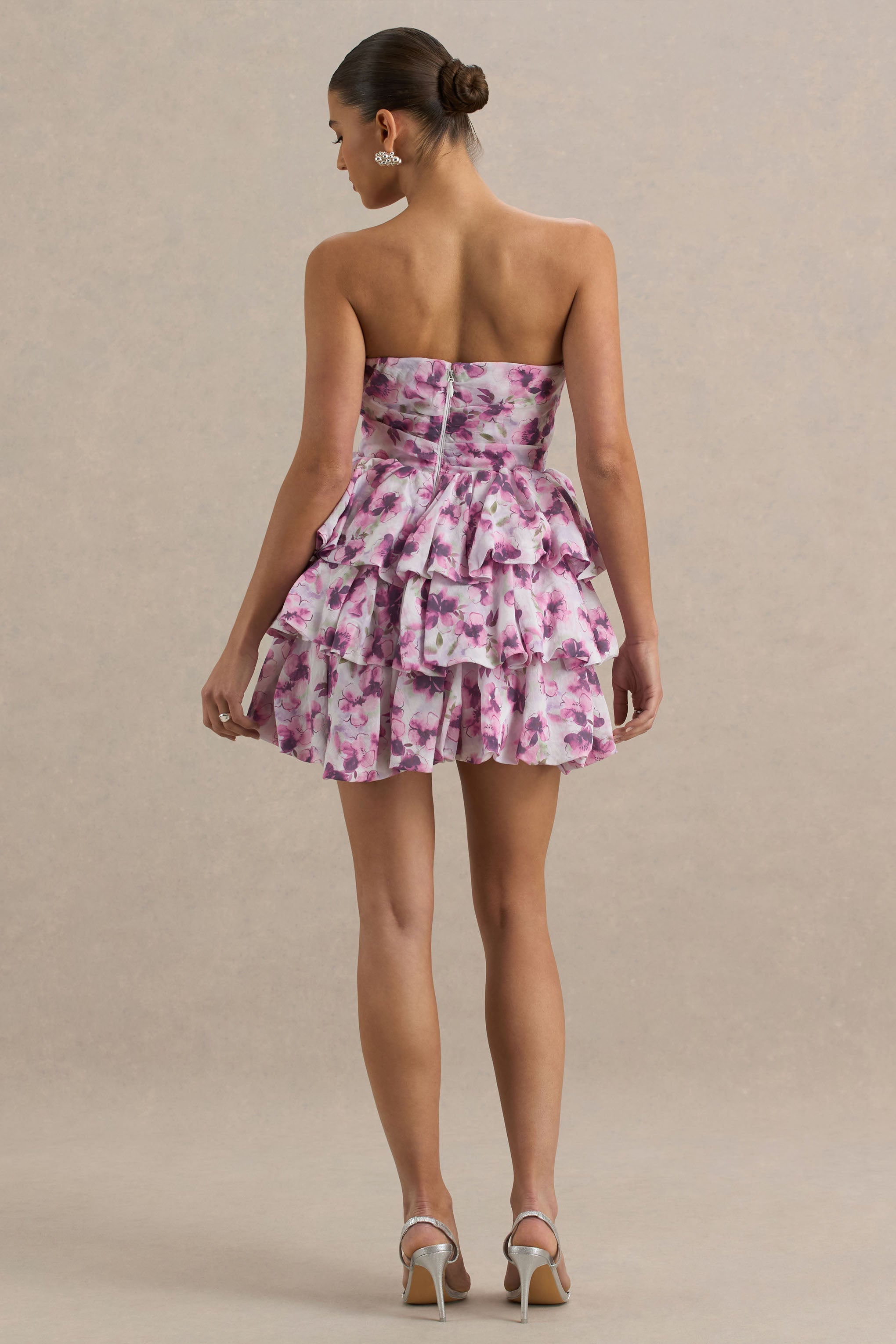 Swirl | Cremefarbenes, geblümtes Bandeau-Puffball-Minikleid mit Rüschendetails.