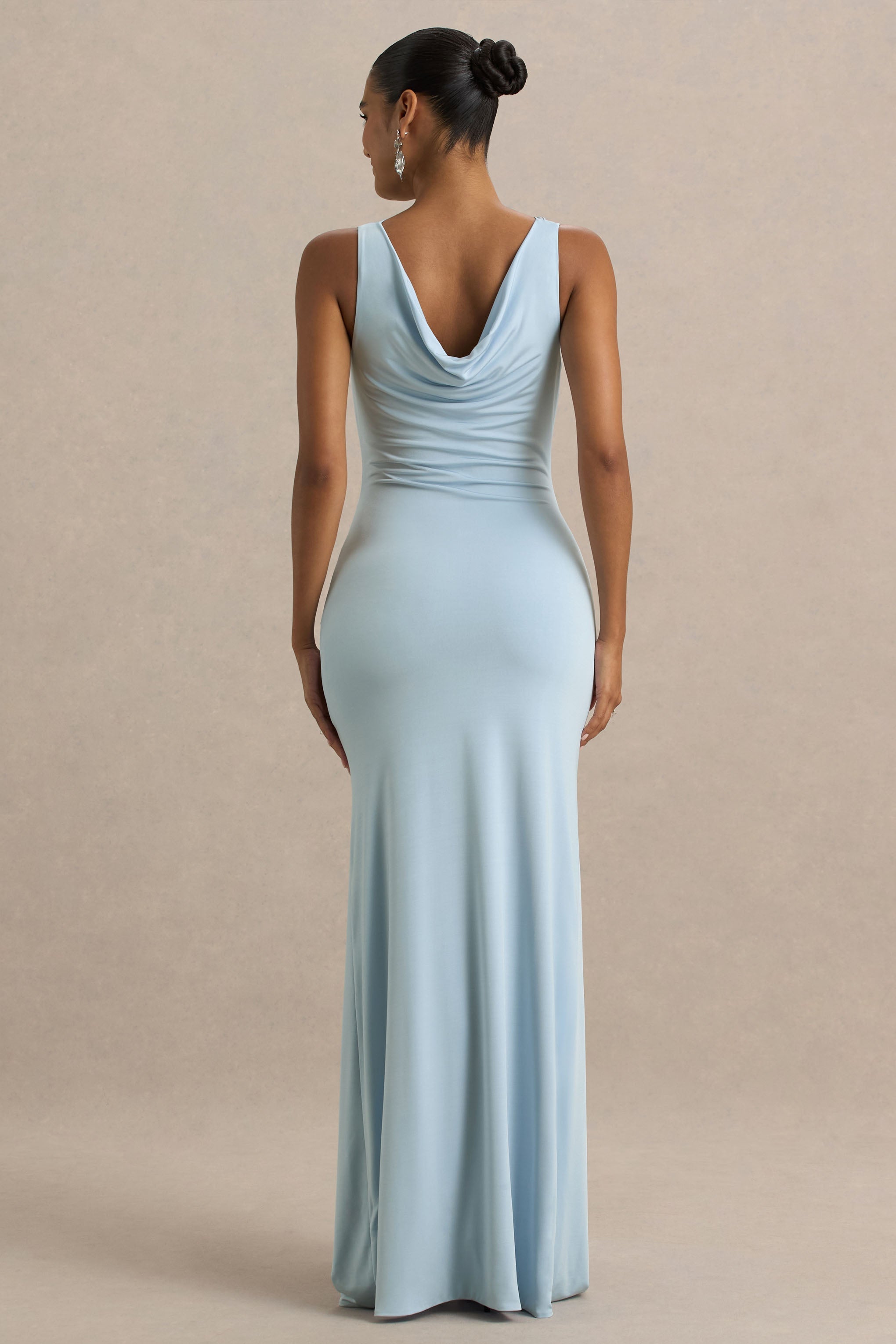 Pure Affection | Puderblaues Maxikleid mit Wasserfallausschnitt und hohem Frontschlitz