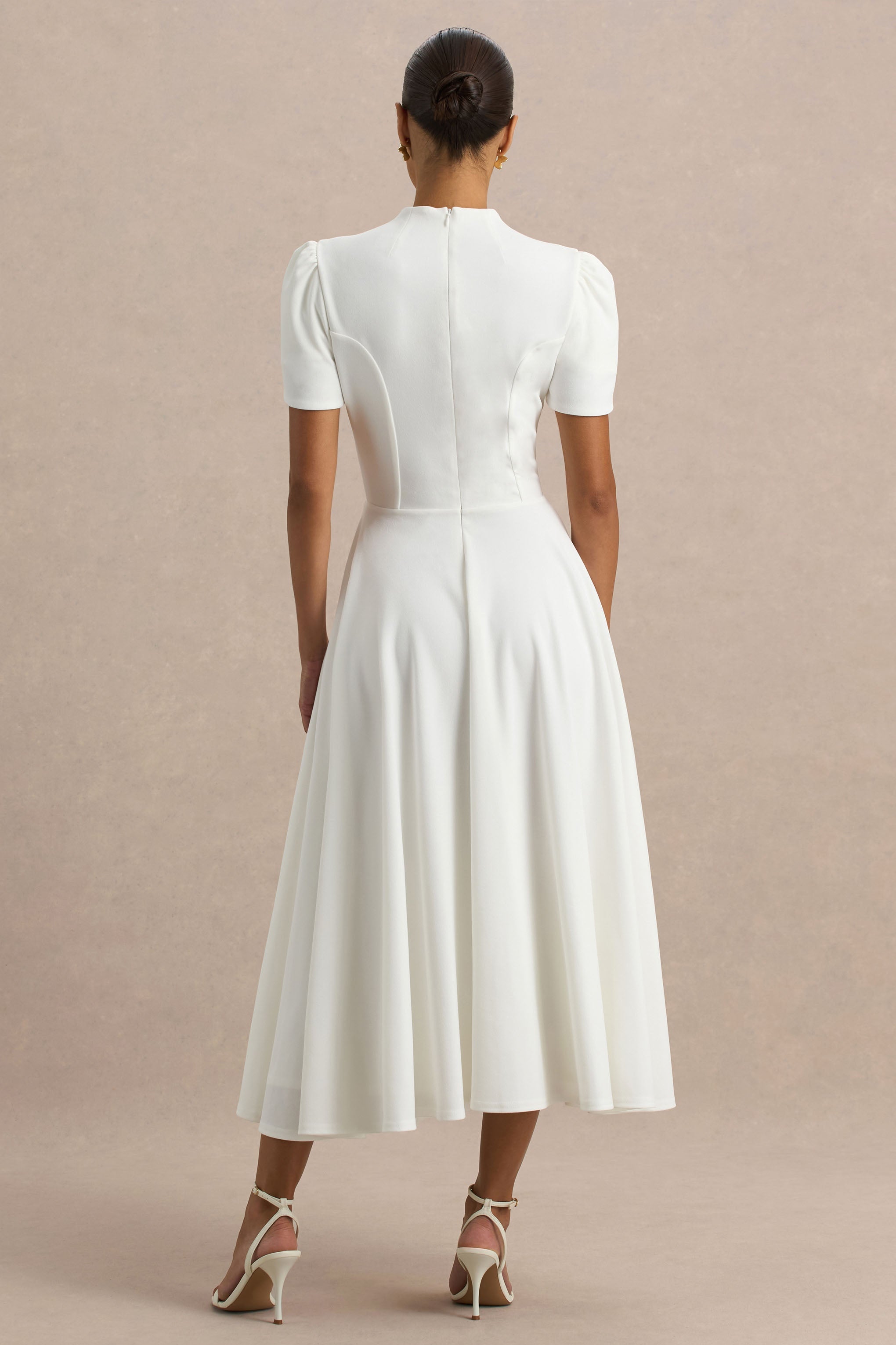 Vicky | Weißes Midikleid mit hohem Ausschnitt und Puffärmeln.