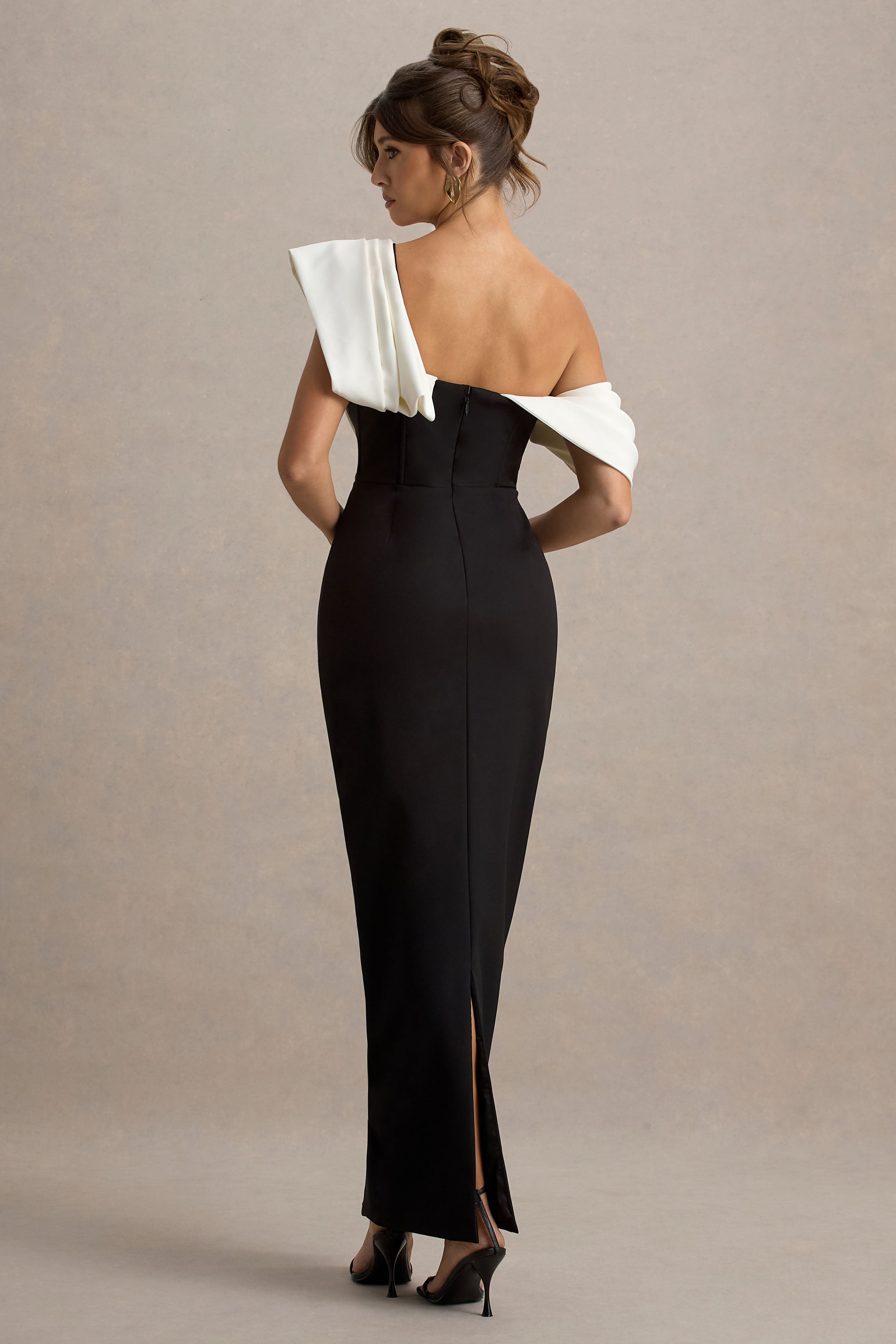Angelina | Schwarz-Weißes Maxikleid mit drapierter Schulter