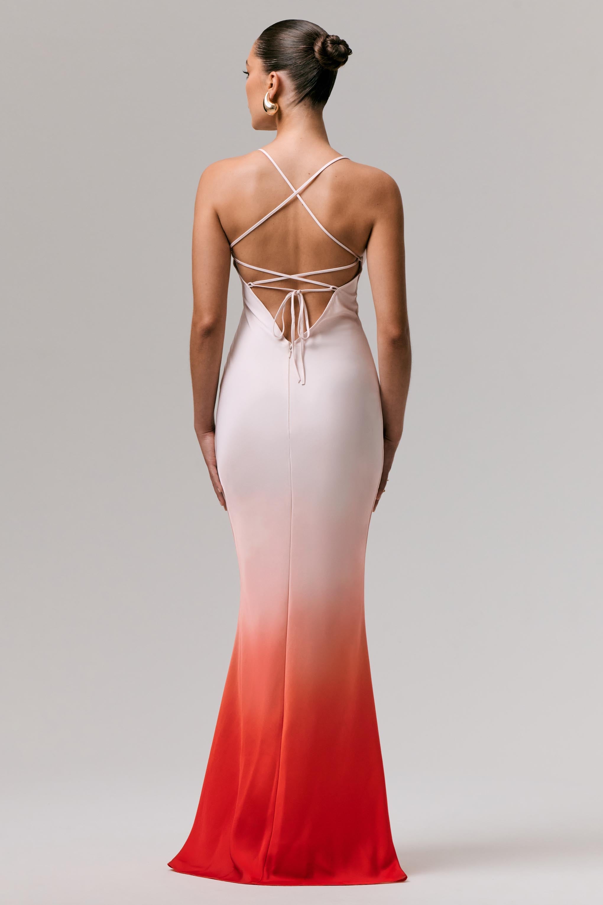 Lucie | Rotes Ombre-Satin-Maxikleid mit Wasserfallausschnitt
